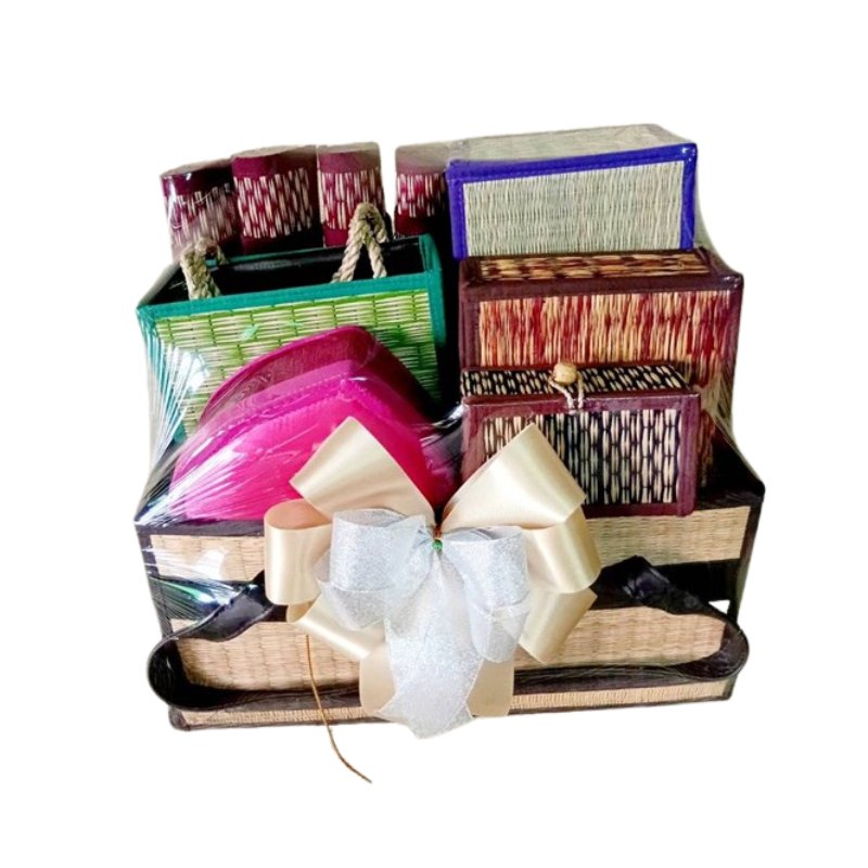 กระเช้าปีใหม่ 999 บาท แฮนด์เมดเสื่อกก | ของขวัญพรีเมียมจากชุมชนบ้านบางพลวง