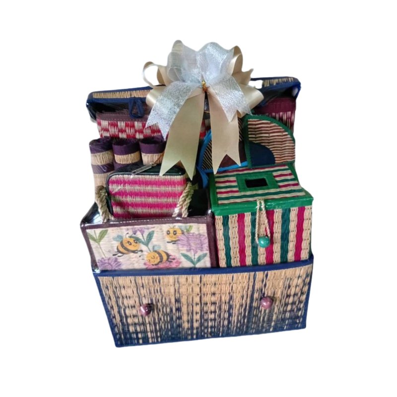 กระเช้าปีใหม่พรีเมียม 1,390 บาท | เสื่อกกแฮนด์เมดจากบ้านบางพลวง