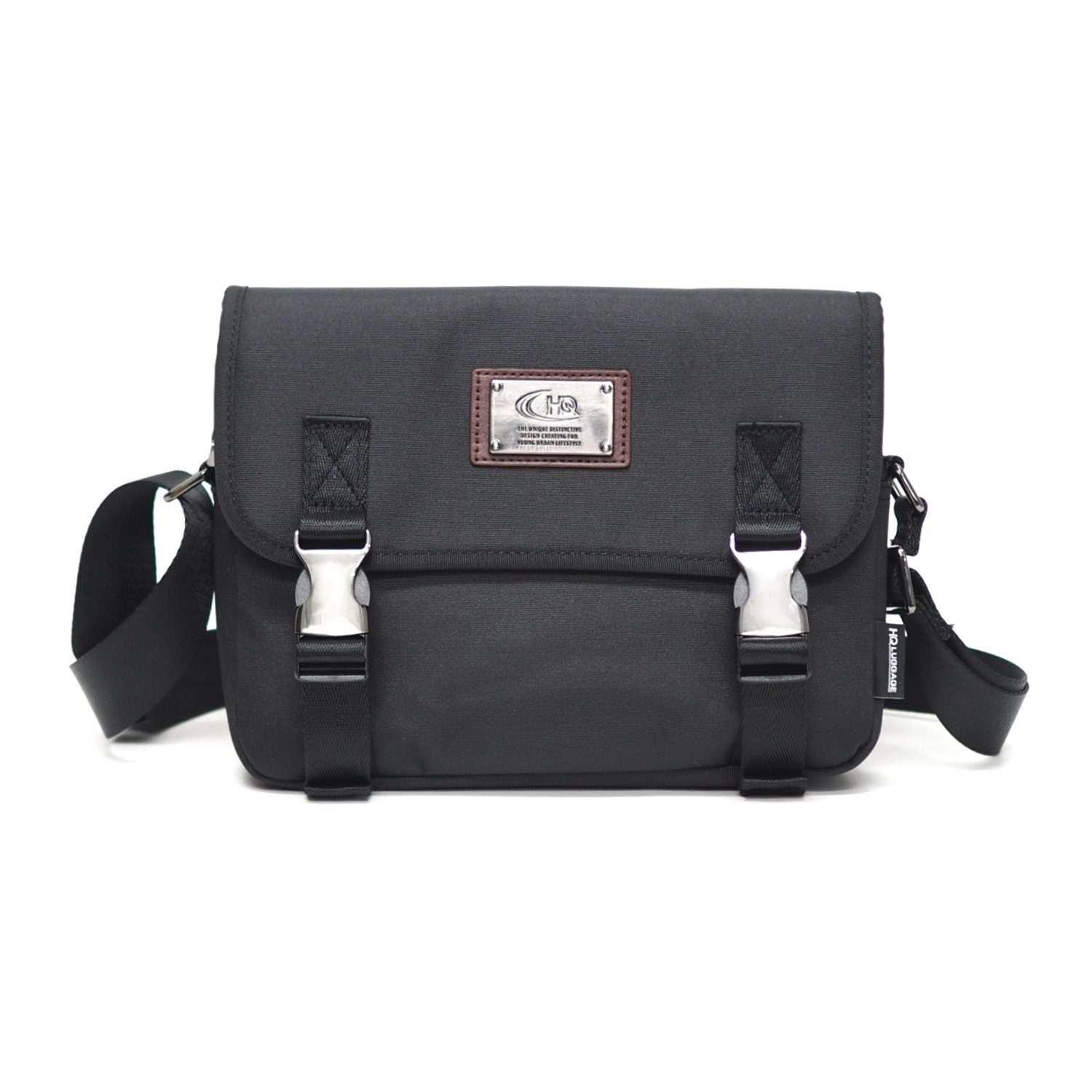 กระเป๋าสะพายข้าง HQ LUGGAGE รุ่น B3322 สีดำ ดีไซน์เรียบหรูทันสมัย ผลิตจากผ้าโพลีเอสเตอร์เคลือบกันละอองน้ำ น้ำหนักเบา แข็งแรง พร้อมสายสะพายไนลอนหนา ปรับความยาวได้สูงสุด 148 ซม. มาพร้อมฟังก์ชันช่องจัดเก็บครบ พร้อม EVA Foam บุหนาป้องกันสัมภาระจากแรงกระแทก
