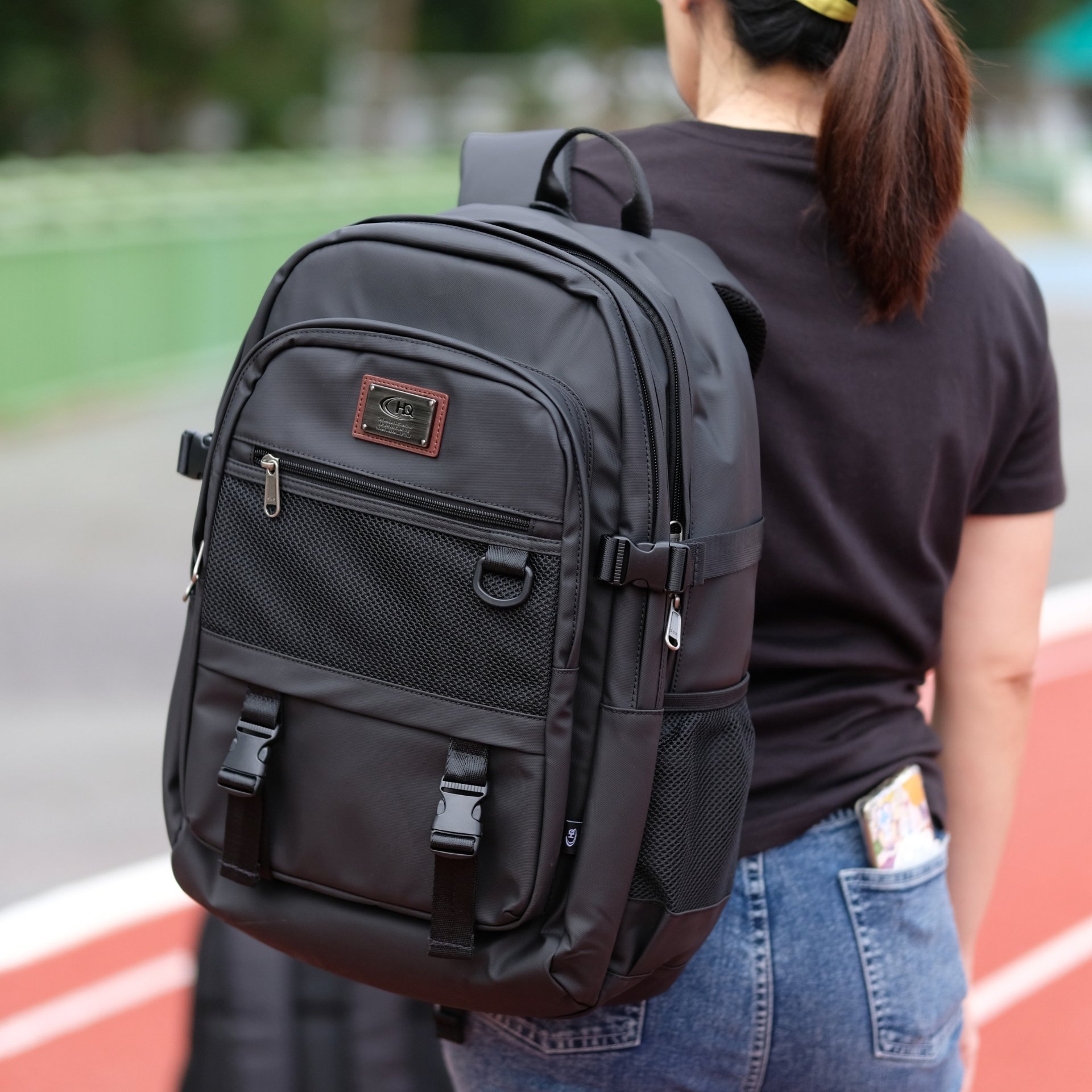 กระเป๋าเป้ HQ LUGGAGE รุ่น P3320 ดีไซน์เรียบเท่ ผลิตจากผ้าโพลีเอสเตอร์เคลือบกันน้ำ 100% พร้อมช่องใส่โน้ตบุ๊ค 16 นิ้ว แยกสัดส่วนจัดเก็บอย่างเป็นระเบียบ สายสะพายบุฟองน้ำ พร้อมสายรัดอก เพิ่มความกระชับ พกพาสะดวกด้วยหูจับและช่องเสียบกับคันชักกระเป๋าเดินทาง