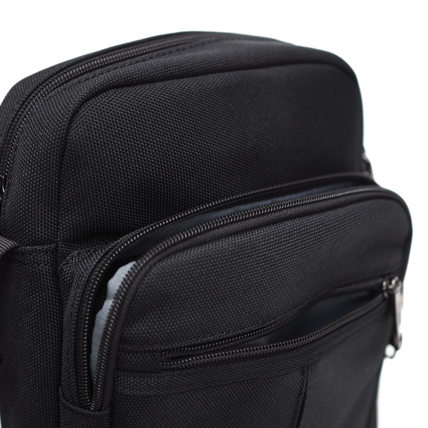 กระเป๋าสะพายข้าง HQ LUGGAGE รุ่น 3330 สีดำ สไตล์มินิมอล เรียบหรู ผลิตจากผ้าโพลีเอสเตอร์ น้ำหนักเบา กันละอองน้ำ พร้อมช่องจัดเก็บครบ ฟังก์ชันใช้งานครบถ้วน บุกันกระแทก EVA Foam ปรับสายได้ถึง 140 ซม. เหมาะกับทุกวัน