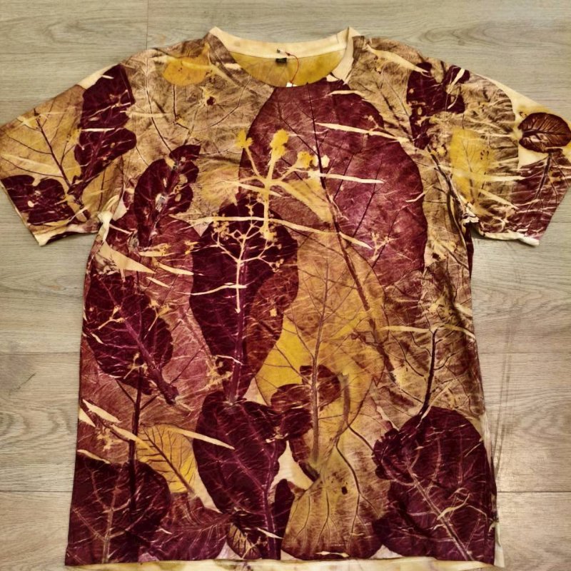 เสื้อยืดพิมพ์ใบไม้ลายใบสัก สีแดง ไซส์ XL | Eco Print จากธรรมชาติ