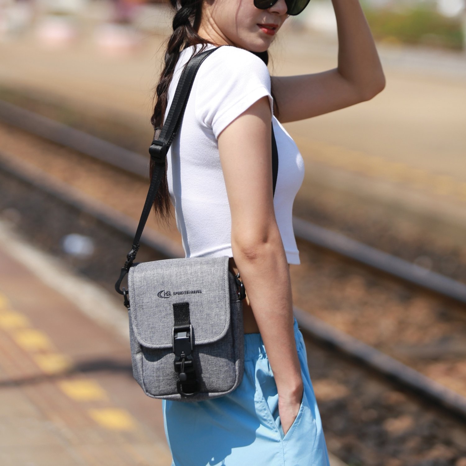 กระเป๋าสะพายข้าง HQ LUGGAGE รุ่น B3310 ขนาดกะทัดรัด ดีไซน์เรียบหรู ผลิตจากผ้าโพลีเอสเตอร์กันน้ำ 100% พร้อมสายไนลอนแข็งแรง เปิด-ปิดด้วยตัวล็อคแม่เหล็ก ช่องซิปกันน้ำ และบุ EVA Foam กันกระแทกในตัว เหมาะสำหรับใช้งานทุกวัน