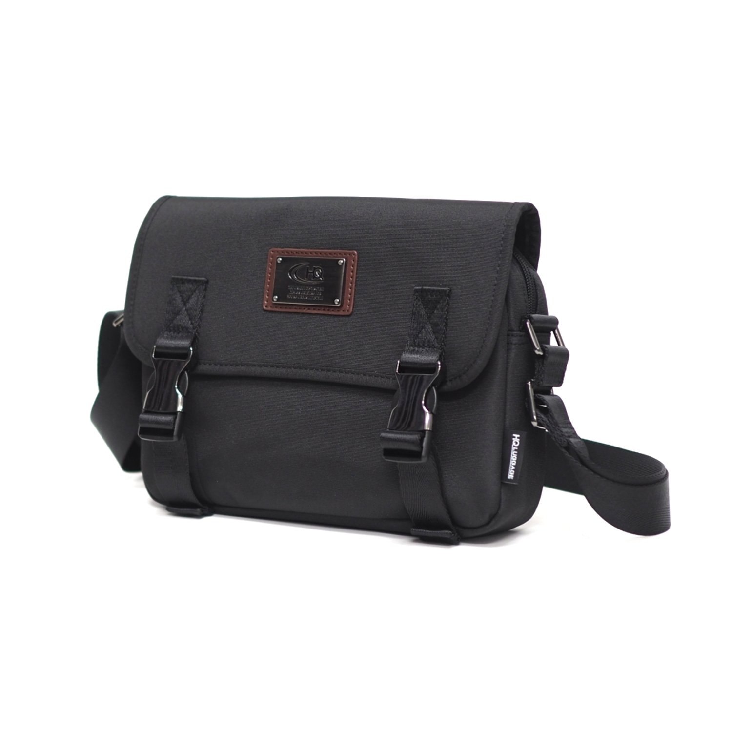 กระเป๋าสะพายข้าง HQ LUGGAGE รุ่น B3322 สีดำ ดีไซน์เรียบหรูทันสมัย ผลิตจากผ้าโพลีเอสเตอร์เคลือบกันละอองน้ำ น้ำหนักเบา แข็งแรง พร้อมสายสะพายไนลอนหนา ปรับความยาวได้สูงสุด 148 ซม. มาพร้อมฟังก์ชันช่องจัดเก็บครบ พร้อม EVA Foam บุหนาป้องกันสัมภาระจากแรงกระแทก