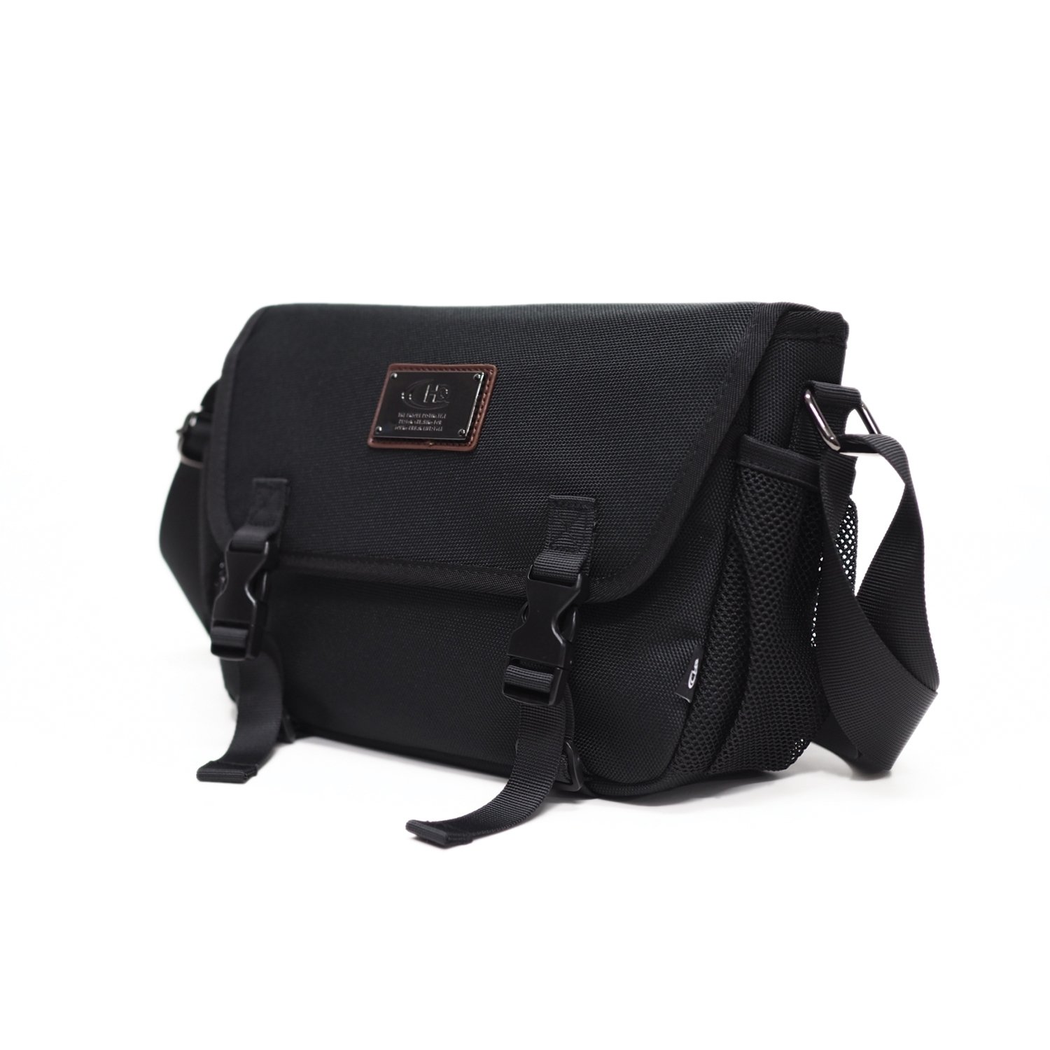 กระเป๋าสะพายข้าง HQ LUGGAGE รุ่น 3333 สีดำ ขนาดกะทัดรัด น้ำหนักเบา ผลิตจากผ้าโพลีเอสเตอร์ กันละอองน้ำ ดีไซน์เรียบคลาสสิค มาพร้อมช่องจัดเก็บหลากหลาย ทั้งช่องซิปหลัก ช่องหน้าพร้อมแถบเวลโคร และช่องหลัง ปรับสายสะพายได้ ตัวกระเป๋าบุ EVA Foam เพื่อป้องกันการกระแทก