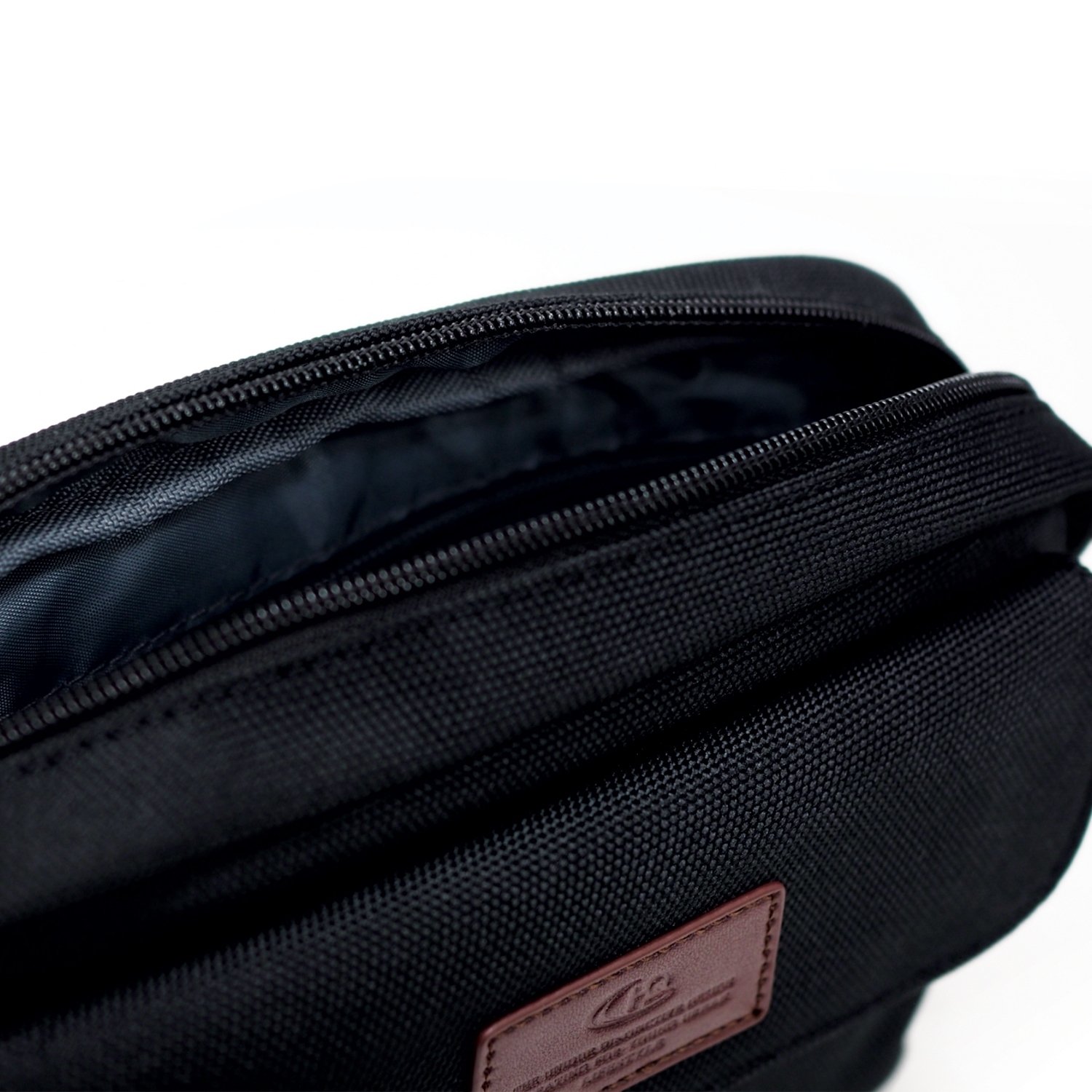 กระเป๋าสะพายข้าง HQ LUGGAGE รุ่น 3328 สีดำ ดีไซน์เรียบหรูมินิมอล ผลิตจากผ้าโพลีเอสเตอร์ กันละอองน้ำ น้ำหนักเบา พร้อมสายสะพายถอดได้ ช่องเปิด-ปิดด้วยแม่เหล็กและซิป พร้อมช่องย่อยหลากหลาย บุ EVA Foam ป้องกันการกระแทก เหมาะกับการใช้งานประจำวัน