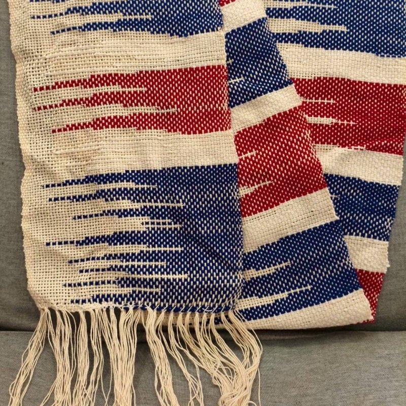 ผ้าพันคอ ทอมือด้วยกี่ทอผ้าขนาดเล็ก ด้วยเส้นฝ้ายธรรมชาติ และไหมพรมขนนุ่มผ้าฝ้ายทอ เนื้อผ้าเบาสบาย อากาศถ่ายเทได้ดี  สามารถซักล้างทำความสะอาดได้แบบปกติสีไม่ตก

 