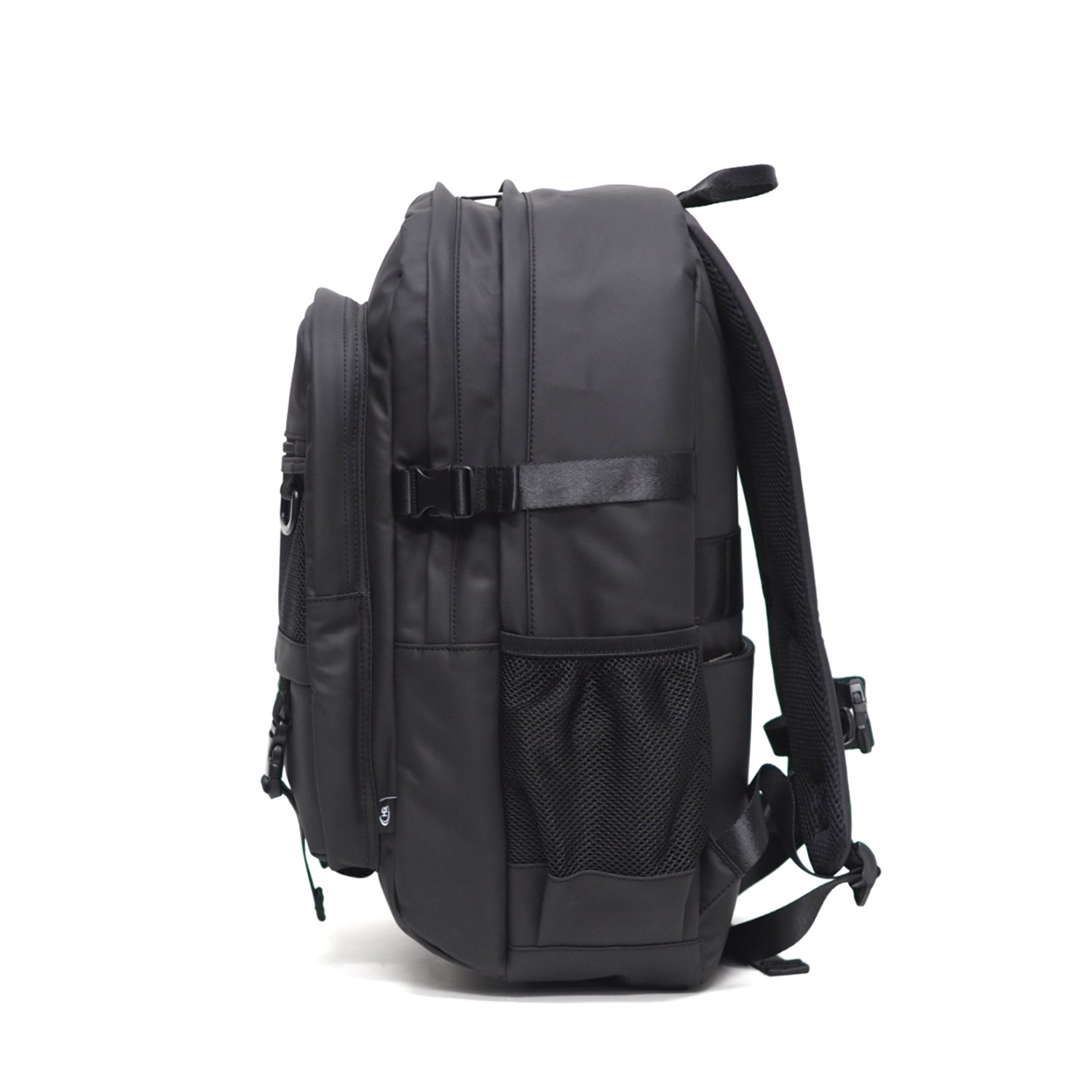 กระเป๋าเป้ HQ LUGGAGE รุ่น P3320 ดีไซน์เรียบเท่ ผลิตจากผ้าโพลีเอสเตอร์เคลือบกันน้ำ 100% พร้อมช่องใส่โน้ตบุ๊ค 16 นิ้ว แยกสัดส่วนจัดเก็บอย่างเป็นระเบียบ สายสะพายบุฟองน้ำ พร้อมสายรัดอก เพิ่มความกระชับ พกพาสะดวกด้วยหูจับและช่องเสียบกับคันชักกระเป๋าเดินทาง