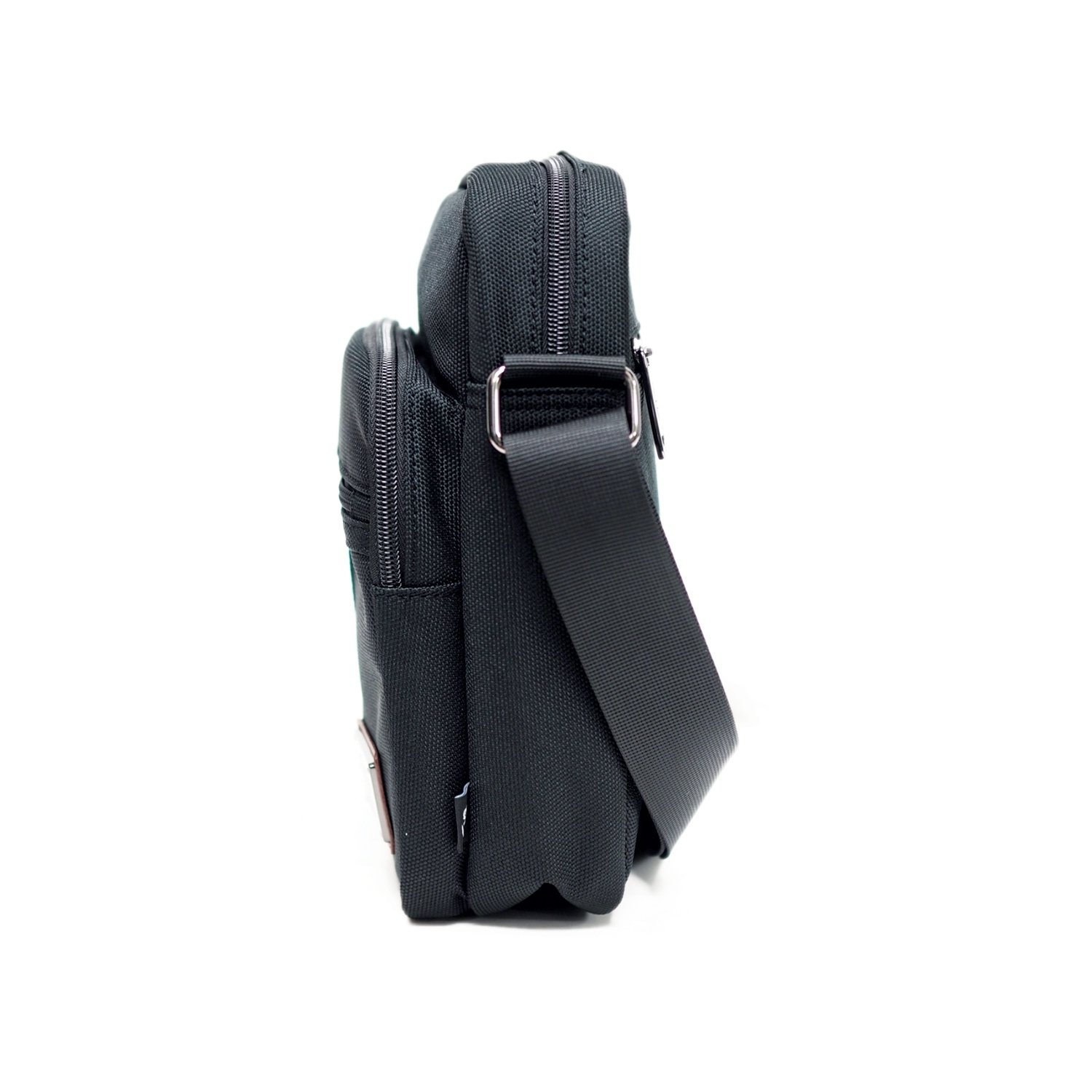 กระเป๋าสะพายข้าง HQ LUGGAGE รุ่น 3330 สีดำ สไตล์มินิมอล เรียบหรู ผลิตจากผ้าโพลีเอสเตอร์ น้ำหนักเบา กันละอองน้ำ พร้อมช่องจัดเก็บครบ ฟังก์ชันใช้งานครบถ้วน บุกันกระแทก EVA Foam ปรับสายได้ถึง 140 ซม. เหมาะกับทุกวัน