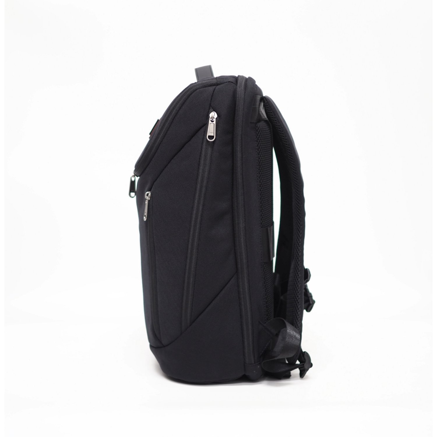 กระเป๋าเป้ HQ LUGGAGE รุ่น 3323 ดีไซน์ทันสมัย ผลิตจากผ้าโพลีเอสเตอร์เคลือบกันละอองน้ำ ช่องใส่ของครบครัน พร้อมช่องบุกันกระแทกสำหรับโน้ตบุ๊คขนาด 16 นิ้ว ช่องซิปหน้า-ข้างใช้งานสะดวก พร้อมสายรัดคาดอกและแถบสอดคันชักกระเป๋าเดินทาง เหมาะทั้งใช้งานประจำวันและเดินทาง