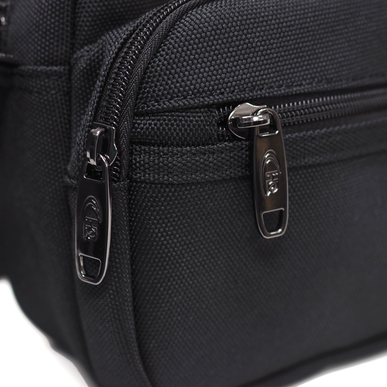 HQ LUGGAGE รุ่น 3329 กระเป๋าสะพายข้าง ดีไซน์มินิมอลเรียบหรู ผลิตจากผ้าโพลีเอสเตอร์ น้ำหนักเบา กันละอองน้ำ พร้อมช่องใช้งานครบครัน และบุ EVA Foam ป้องกันการกระแทก เหมาะสำหรับใช้งานในชีวิตประจำวันทั้งผู้ชายและผู้หญิง