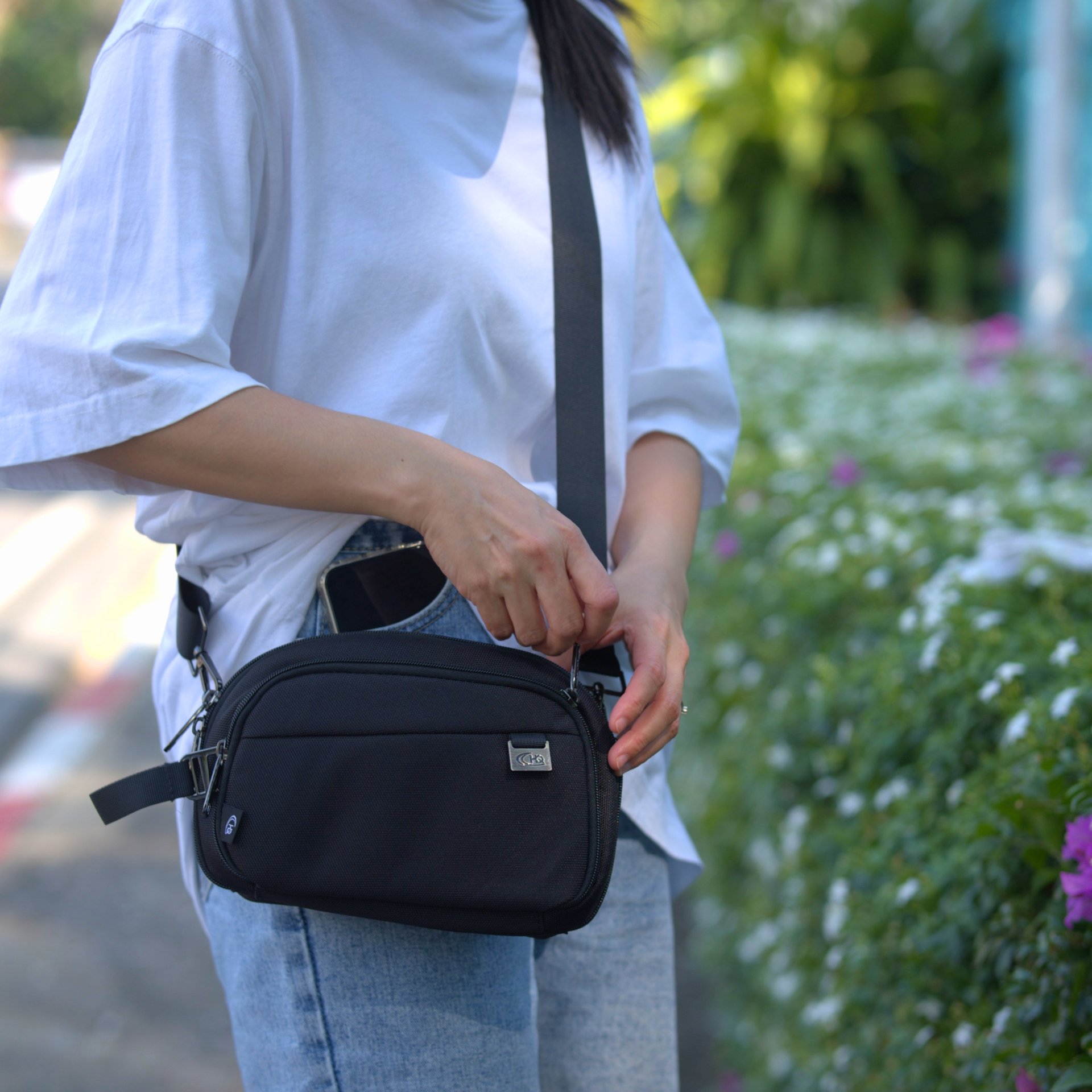 กระเป๋าสะพายข้าง HQ LUGGAGE รุ่น 3331 สีดำ ดีไซน์เรียบหรู มินิมอล ผลิตจากผ้าโพลีเอสเตอร์แข็งแรง กันละอองน้ำได้ดี น้ำหนักเบา พกพาสะดวก พร้อมสายสะพายถอดได้และสายคล้องมือ ใช้งานคล่องตัวในทุกวัน