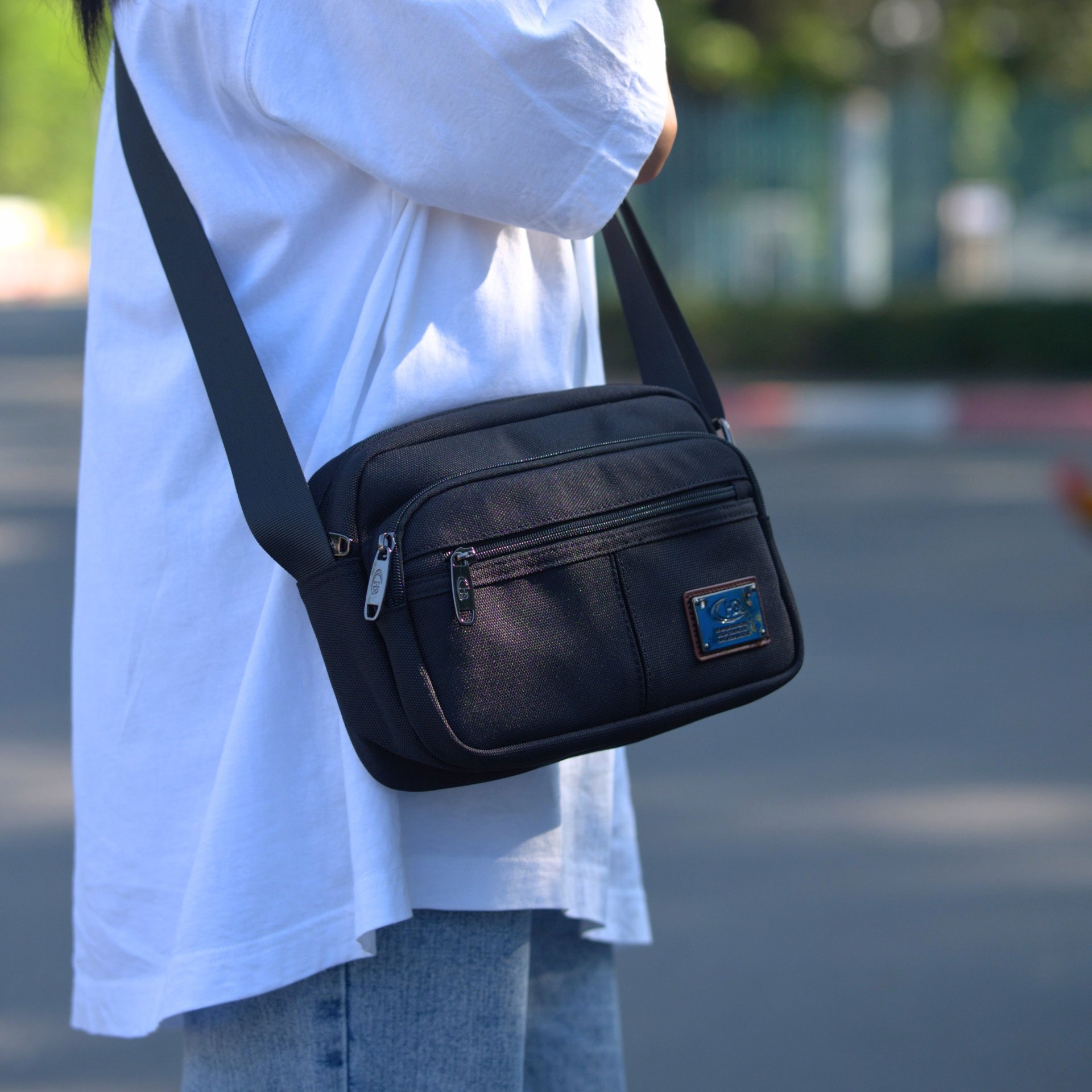 HQ LUGGAGE รุ่น 3329 กระเป๋าสะพายข้าง ดีไซน์มินิมอลเรียบหรู ผลิตจากผ้าโพลีเอสเตอร์ น้ำหนักเบา กันละอองน้ำ พร้อมช่องใช้งานครบครัน และบุ EVA Foam ป้องกันการกระแทก เหมาะสำหรับใช้งานในชีวิตประจำวันทั้งผู้ชายและผู้หญิง