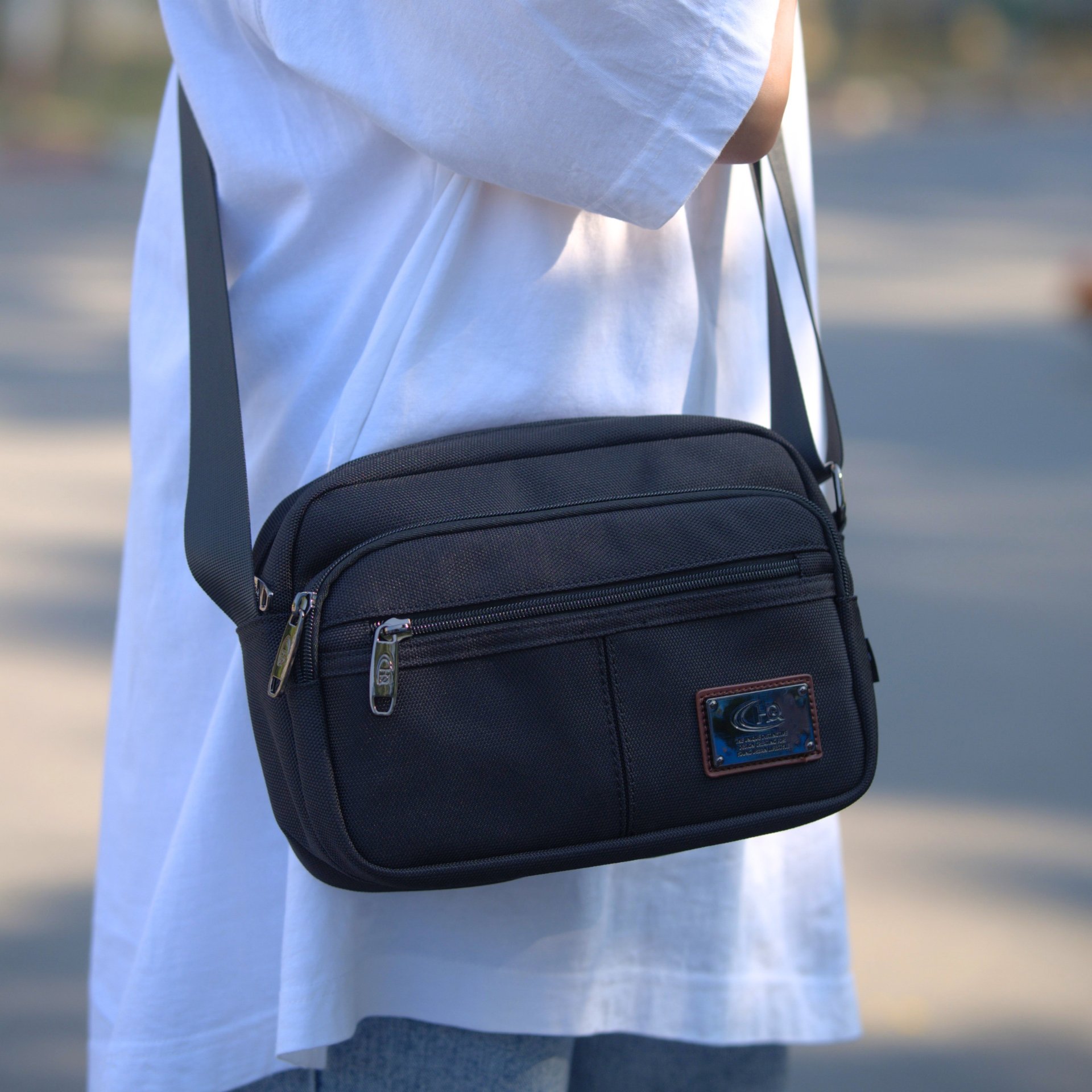 HQ LUGGAGE รุ่น 3329 กระเป๋าสะพายข้าง ดีไซน์มินิมอลเรียบหรู ผลิตจากผ้าโพลีเอสเตอร์ น้ำหนักเบา กันละอองน้ำ พร้อมช่องใช้งานครบครัน และบุ EVA Foam ป้องกันการกระแทก เหมาะสำหรับใช้งานในชีวิตประจำวันทั้งผู้ชายและผู้หญิง