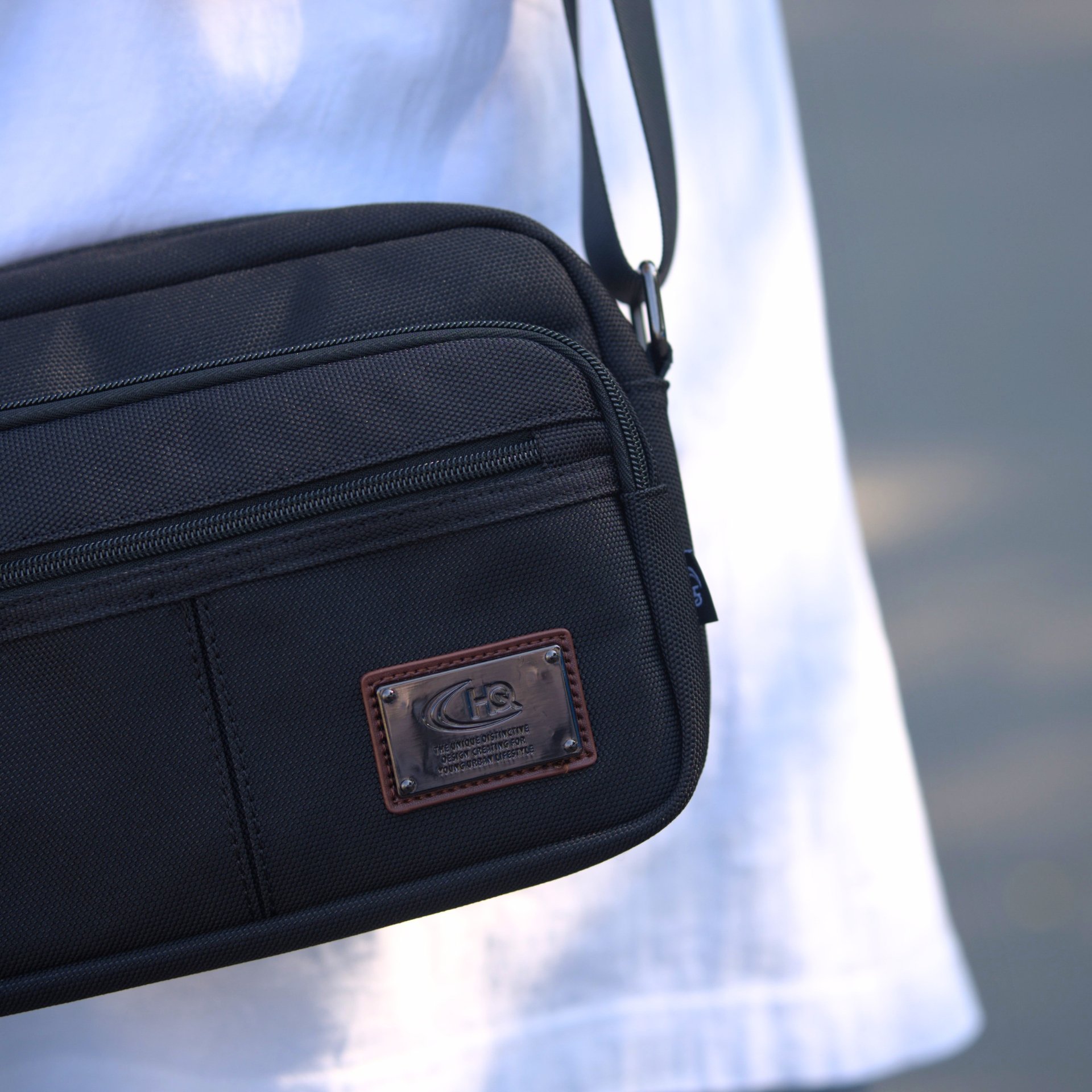 HQ LUGGAGE รุ่น 3329 กระเป๋าสะพายข้าง ดีไซน์มินิมอลเรียบหรู ผลิตจากผ้าโพลีเอสเตอร์ น้ำหนักเบา กันละอองน้ำ พร้อมช่องใช้งานครบครัน และบุ EVA Foam ป้องกันการกระแทก เหมาะสำหรับใช้งานในชีวิตประจำวันทั้งผู้ชายและผู้หญิง