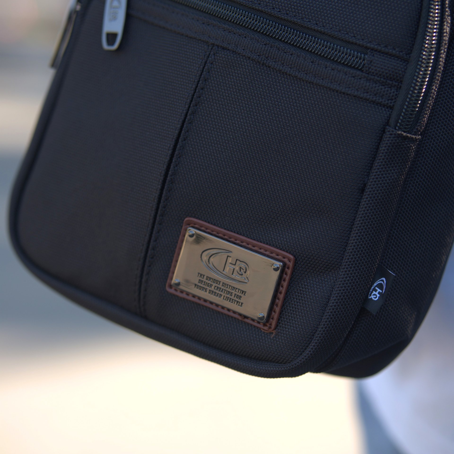 กระเป๋าสะพายข้าง HQ LUGGAGE รุ่น 3330 สีดำ สไตล์มินิมอล เรียบหรู ผลิตจากผ้าโพลีเอสเตอร์ น้ำหนักเบา กันละอองน้ำ พร้อมช่องจัดเก็บครบ ฟังก์ชันใช้งานครบถ้วน บุกันกระแทก EVA Foam ปรับสายได้ถึง 140 ซม. เหมาะกับทุกวัน