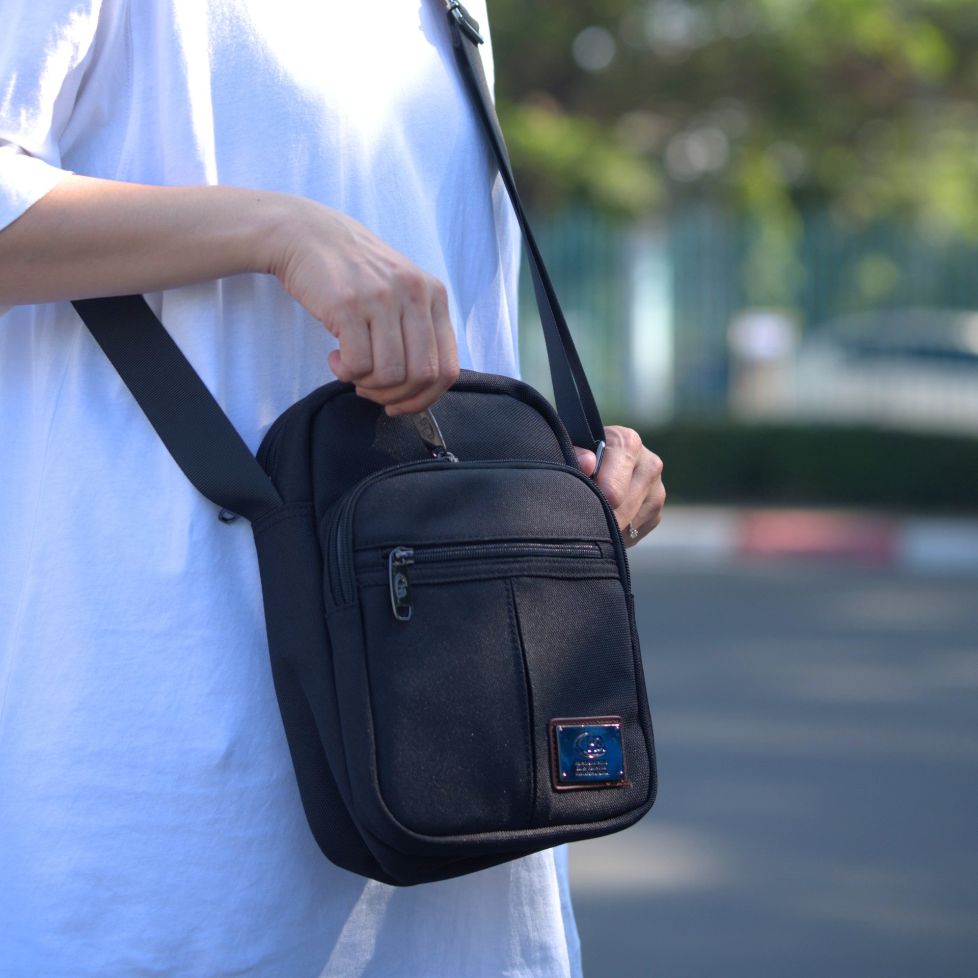 กระเป๋าสะพายข้าง HQ LUGGAGE รุ่น 3330 สีดำ สไตล์มินิมอล เรียบหรู ผลิตจากผ้าโพลีเอสเตอร์ น้ำหนักเบา กันละอองน้ำ พร้อมช่องจัดเก็บครบ ฟังก์ชันใช้งานครบถ้วน บุกันกระแทก EVA Foam ปรับสายได้ถึง 140 ซม. เหมาะกับทุกวัน
