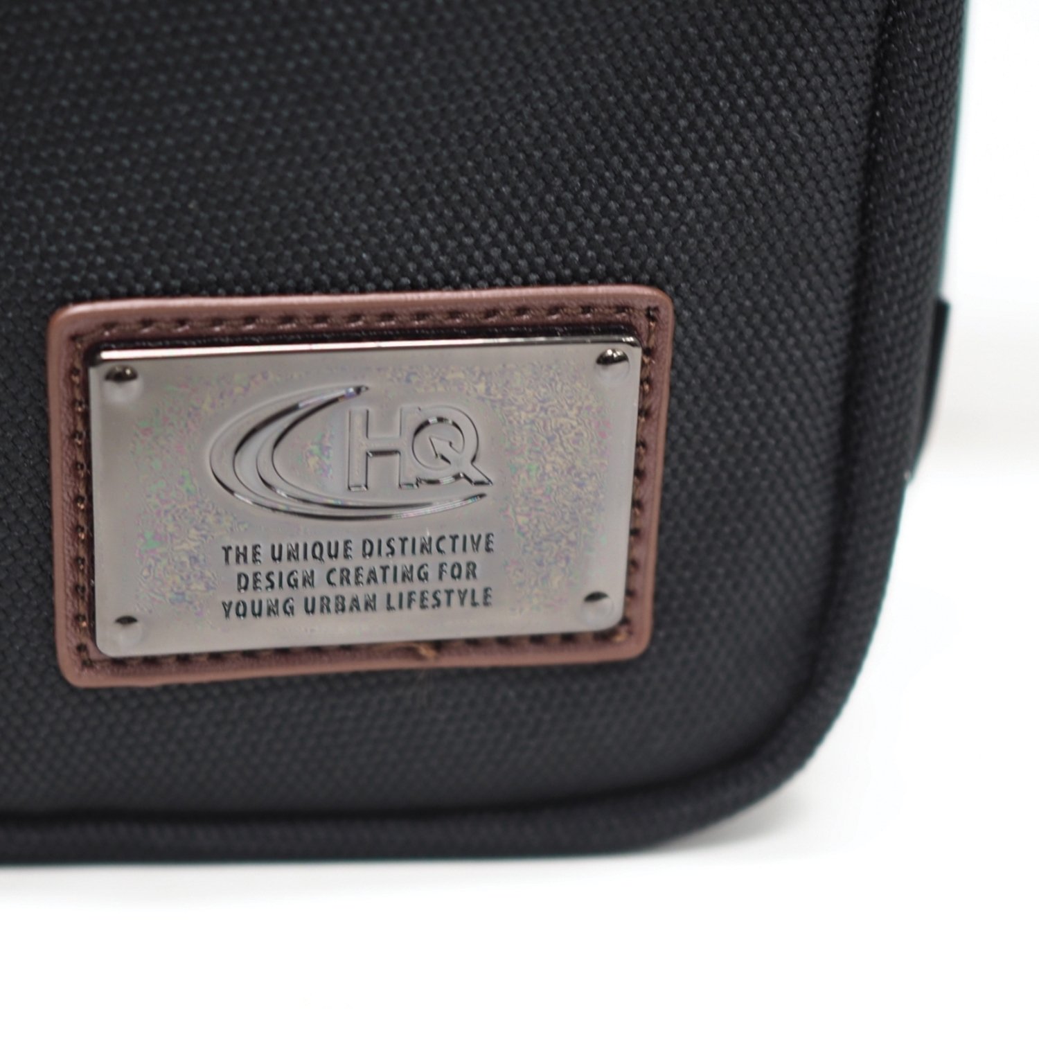 กระเป๋าสะพายข้าง HQ LUGGAGE รุ่น 3330 สีดำ สไตล์มินิมอล เรียบหรู ผลิตจากผ้าโพลีเอสเตอร์ น้ำหนักเบา กันละอองน้ำ พร้อมช่องจัดเก็บครบ ฟังก์ชันใช้งานครบถ้วน บุกันกระแทก EVA Foam ปรับสายได้ถึง 140 ซม. เหมาะกับทุกวัน