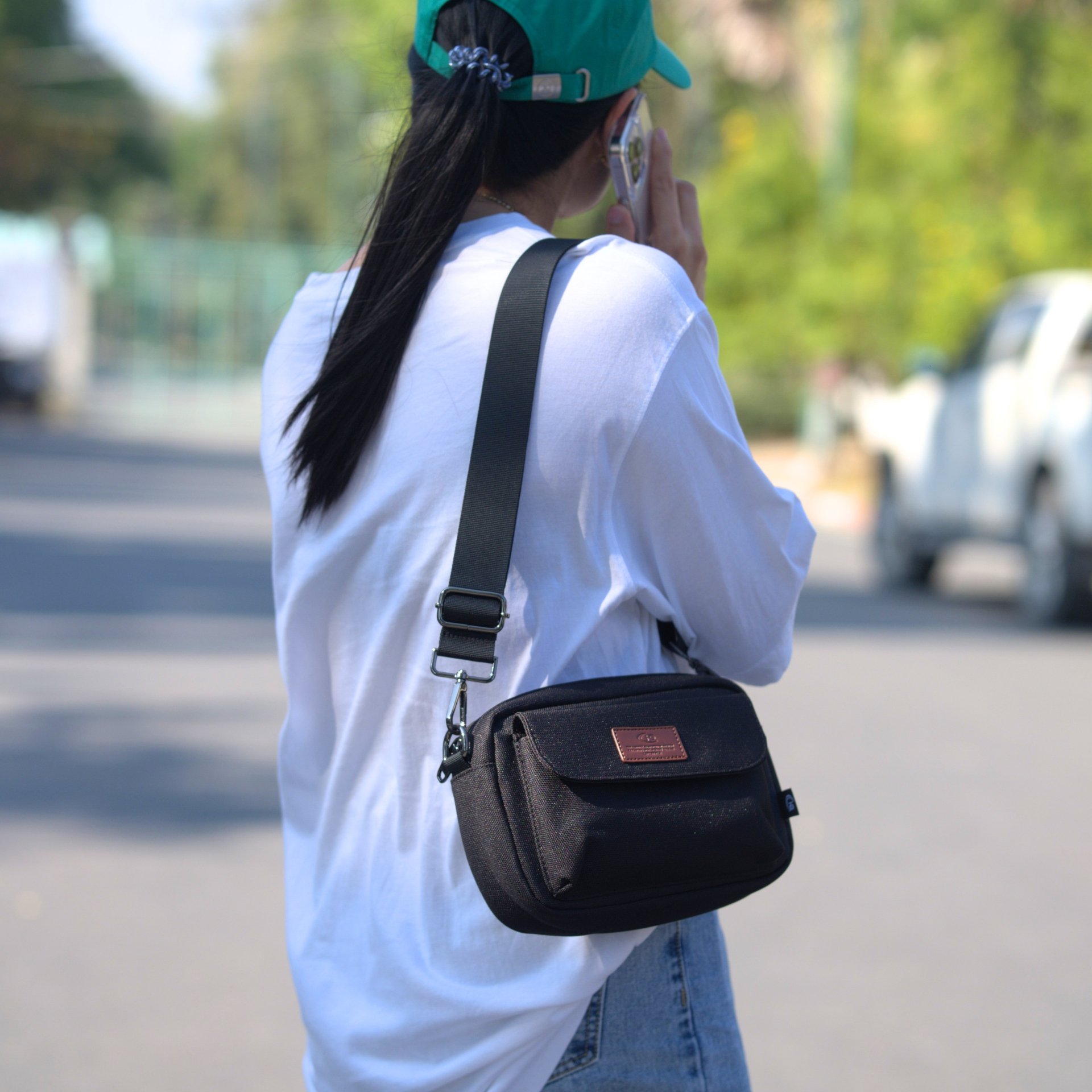 กระเป๋าสะพายข้าง HQ LUGGAGE รุ่น 3328 สีดำ ดีไซน์เรียบหรูมินิมอล ผลิตจากผ้าโพลีเอสเตอร์ กันละอองน้ำ น้ำหนักเบา พร้อมสายสะพายถอดได้ ช่องเปิด-ปิดด้วยแม่เหล็กและซิป พร้อมช่องย่อยหลากหลาย บุ EVA Foam ป้องกันการกระแทก เหมาะกับการใช้งานประจำวัน
