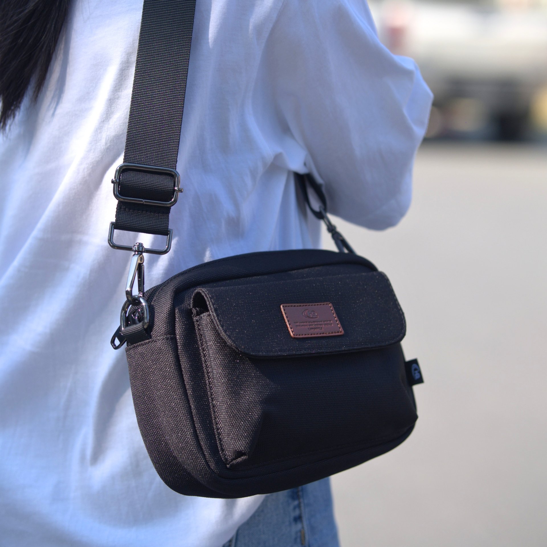 กระเป๋าสะพายข้าง HQ LUGGAGE รุ่น 3328 สีดำ ดีไซน์เรียบหรูมินิมอล ผลิตจากผ้าโพลีเอสเตอร์ กันละอองน้ำ น้ำหนักเบา พร้อมสายสะพายถอดได้ ช่องเปิด-ปิดด้วยแม่เหล็กและซิป พร้อมช่องย่อยหลากหลาย บุ EVA Foam ป้องกันการกระแทก เหมาะกับการใช้งานประจำวัน