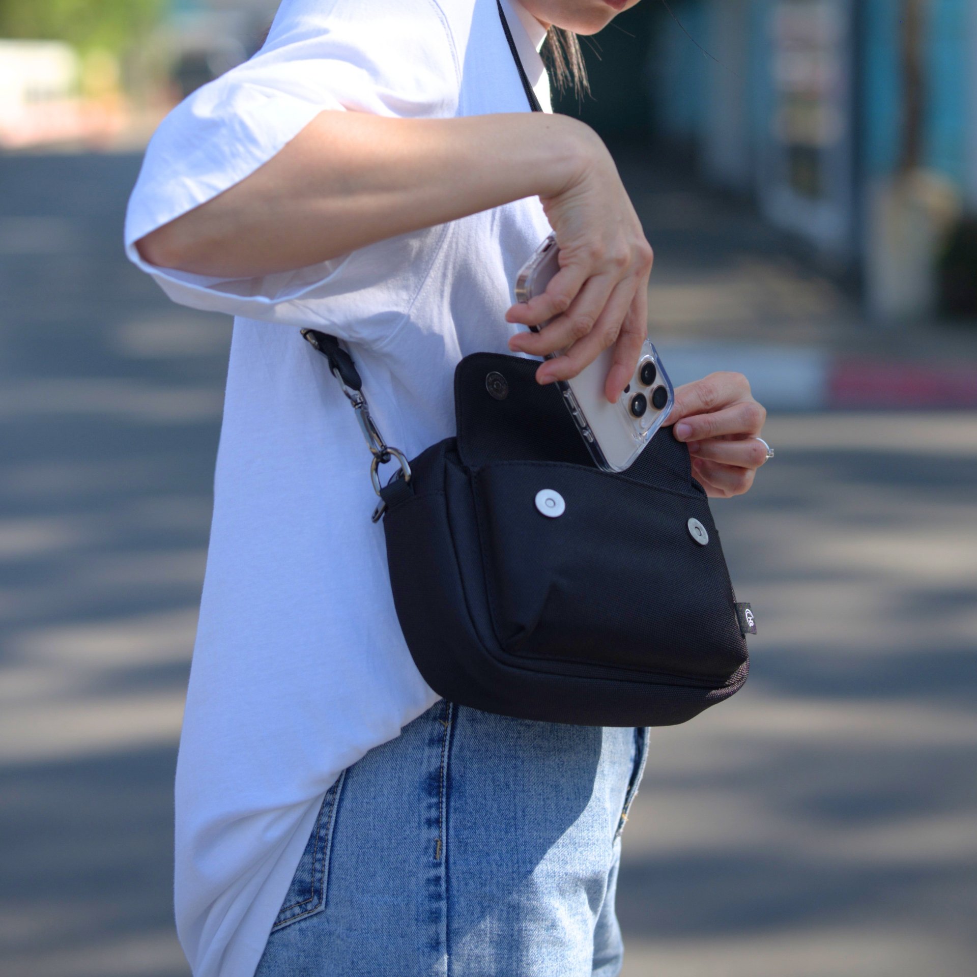 กระเป๋าสะพายข้าง HQ LUGGAGE รุ่น 3328 สีดำ ดีไซน์เรียบหรูมินิมอล ผลิตจากผ้าโพลีเอสเตอร์ กันละอองน้ำ น้ำหนักเบา พร้อมสายสะพายถอดได้ ช่องเปิด-ปิดด้วยแม่เหล็กและซิป พร้อมช่องย่อยหลากหลาย บุ EVA Foam ป้องกันการกระแทก เหมาะกับการใช้งานประจำวัน