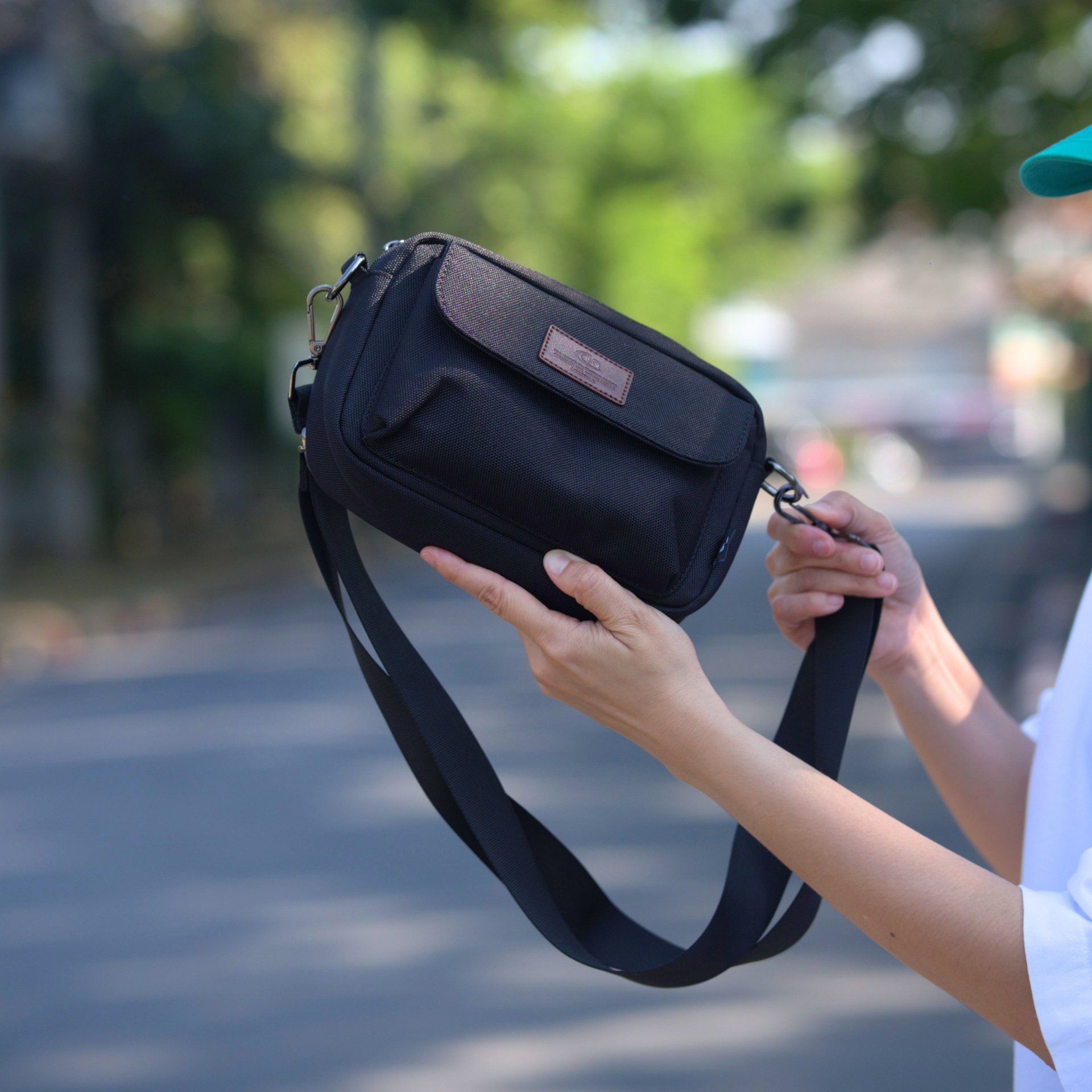 กระเป๋าสะพายข้าง HQ LUGGAGE รุ่น 3328 สีดำ ดีไซน์เรียบหรูมินิมอล ผลิตจากผ้าโพลีเอสเตอร์ กันละอองน้ำ น้ำหนักเบา พร้อมสายสะพายถอดได้ ช่องเปิด-ปิดด้วยแม่เหล็กและซิป พร้อมช่องย่อยหลากหลาย บุ EVA Foam ป้องกันการกระแทก เหมาะกับการใช้งานประจำวัน