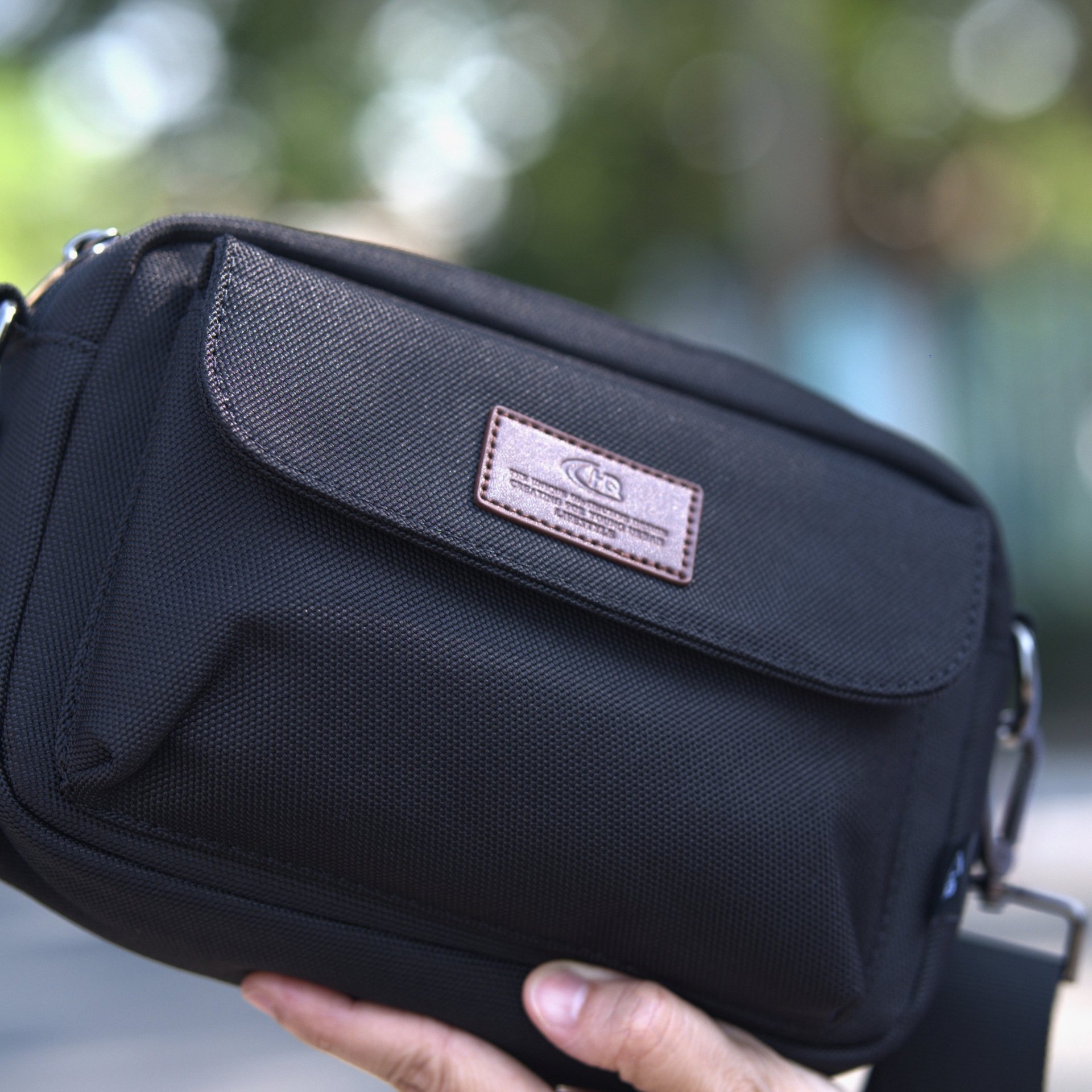 กระเป๋าสะพายข้าง HQ LUGGAGE รุ่น 3328 สีดำ ดีไซน์เรียบหรูมินิมอล ผลิตจากผ้าโพลีเอสเตอร์ กันละอองน้ำ น้ำหนักเบา พร้อมสายสะพายถอดได้ ช่องเปิด-ปิดด้วยแม่เหล็กและซิป พร้อมช่องย่อยหลากหลาย บุ EVA Foam ป้องกันการกระแทก เหมาะกับการใช้งานประจำวัน