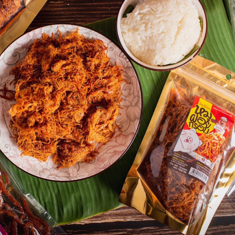 กรอบหอมอร่อย  รสชาติอร่อยไม่เหมือนใคร ไม่มีน้ำมันสลัดน้ำมันแห้ง เก็บได้นาน3เดือน หากรับประทานไม่หมดควรปิดให้สนิดและแช่ตู้เย็นหมูฝอยกรอบจะกรอบอร่อยมากยิ่งขึ้น