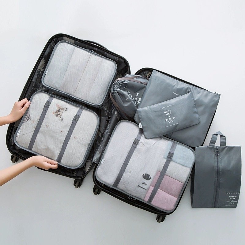 เซ็ตกระเป๋าจัดระเบียบ HQ LUGGAGE 7 ชิ้น น้ำหนักเบา ผลิตจากผ้าโพลีเอสเตอร์ แข็งแรงทนทาน เหมาะสำหรับจัดเก็บเสื้อผ้า ชุดชั้นใน รองเท้า และของใช้ต่างๆ ให้เป็นระเบียบในกระเป๋าเดินทาง ใช้งานสะดวก แยกหมวดหมู่ชัดเจน พร้อมซิปและหูรูด