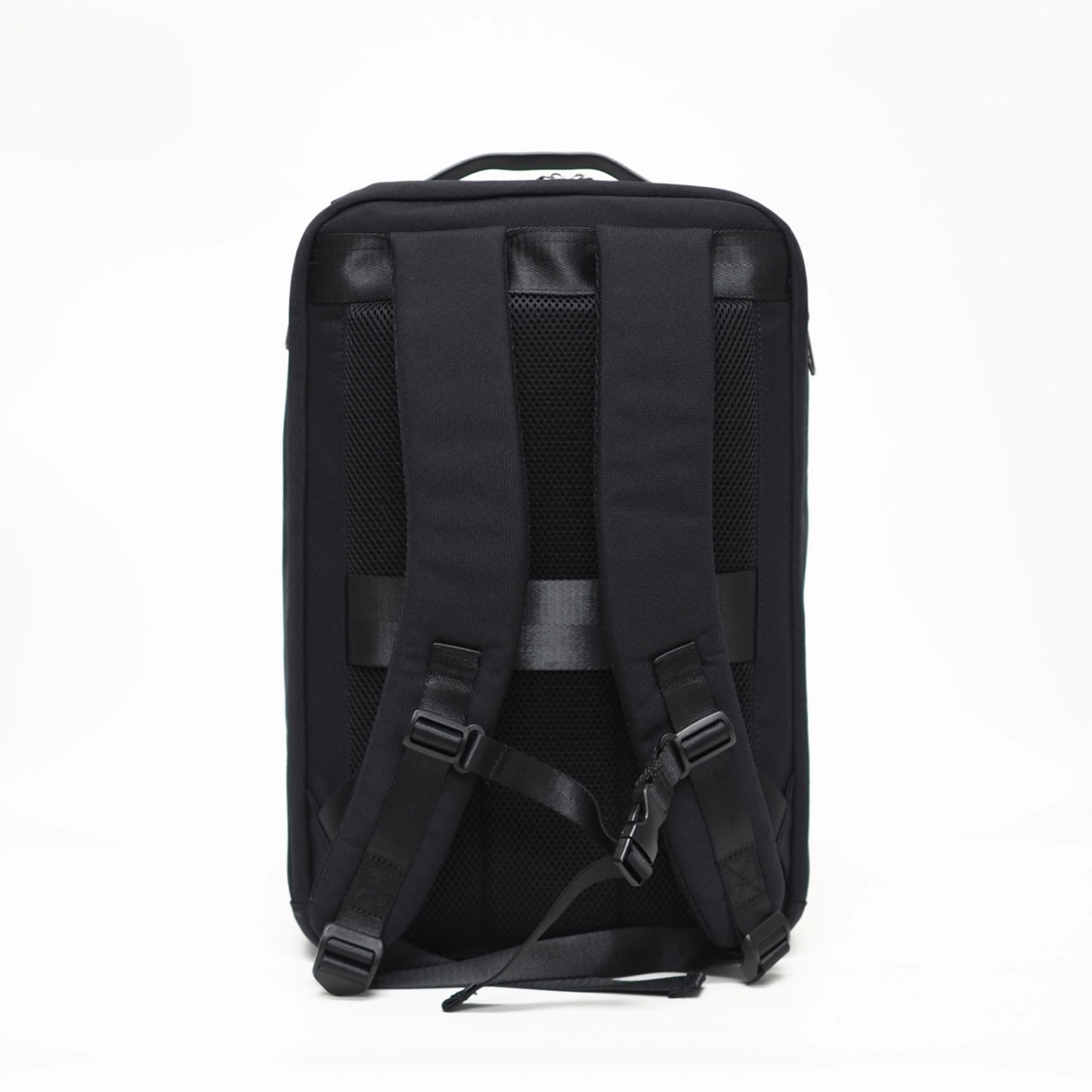 กระเป๋าเป้ HQ LUGGAGE รุ่น 3323 ดีไซน์ทันสมัย ผลิตจากผ้าโพลีเอสเตอร์เคลือบกันละอองน้ำ ช่องใส่ของครบครัน พร้อมช่องบุกันกระแทกสำหรับโน้ตบุ๊คขนาด 16 นิ้ว ช่องซิปหน้า-ข้างใช้งานสะดวก พร้อมสายรัดคาดอกและแถบสอดคันชักกระเป๋าเดินทาง เหมาะทั้งใช้งานประจำวันและเดินทาง