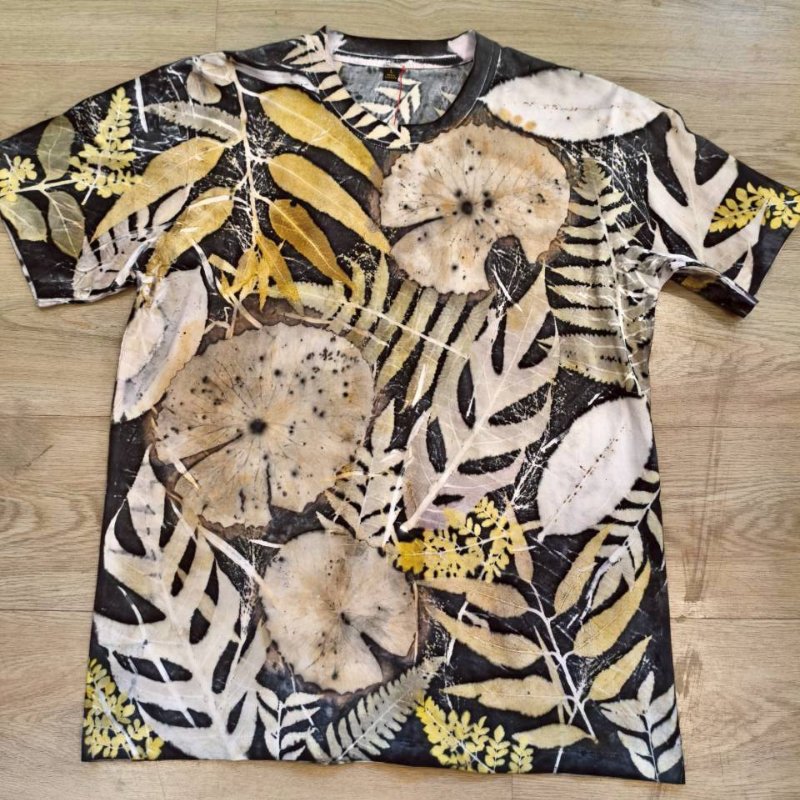เสื้อยืดพิมพ์ใบไม้ ลายใบบัว สีดำ ไซส์ XL | งานศิลป์ธรรมชาติจากอีโค่ปริ้นส์