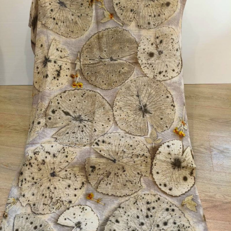 ผ้าพันคอพิมพ์ใบไม้ ลายใบบัว | ผ้าคลุมไหล่ Eco Print จากธรรมชาติ