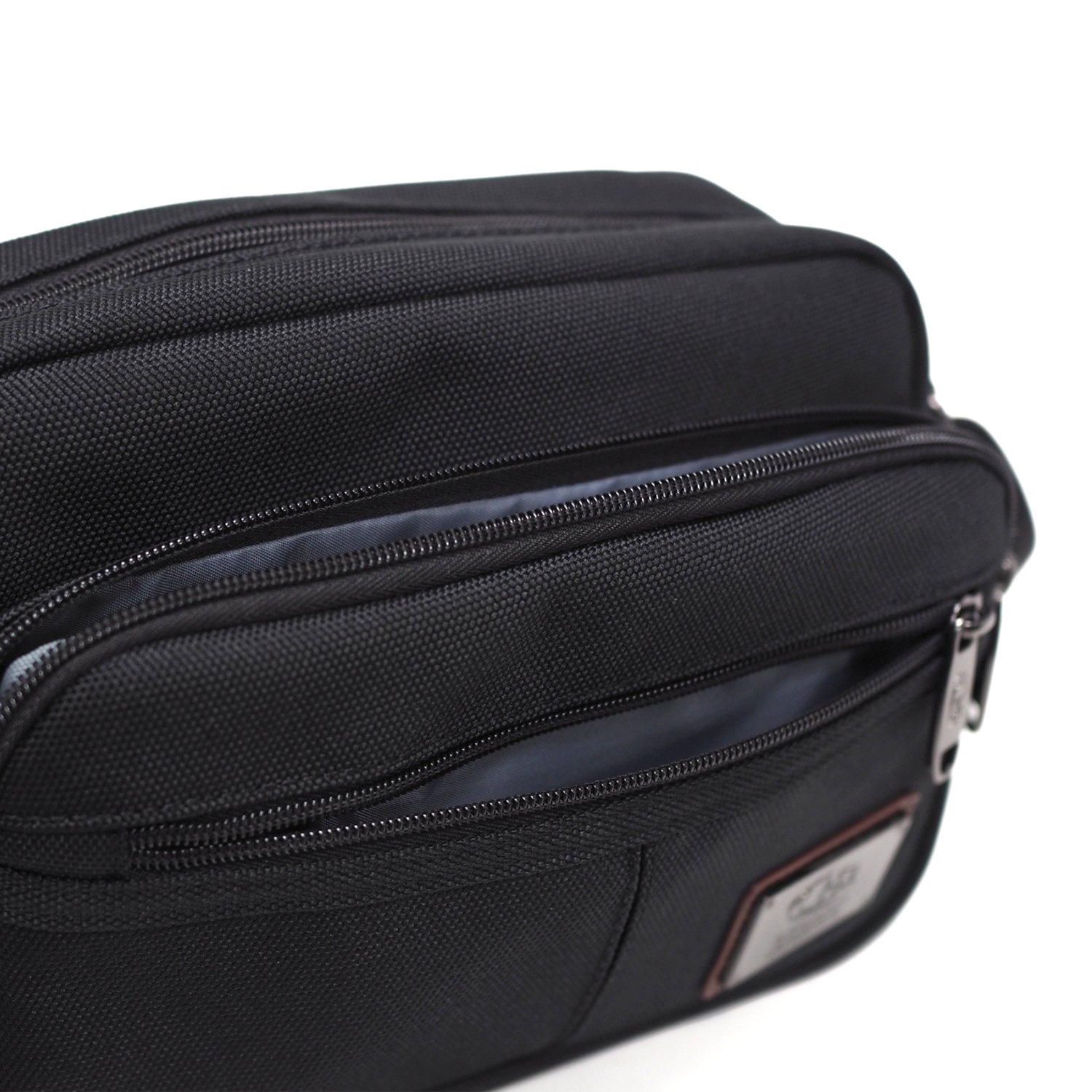HQ LUGGAGE รุ่น 3329 กระเป๋าสะพายข้าง ดีไซน์มินิมอลเรียบหรู ผลิตจากผ้าโพลีเอสเตอร์ น้ำหนักเบา กันละอองน้ำ พร้อมช่องใช้งานครบครัน และบุ EVA Foam ป้องกันการกระแทก เหมาะสำหรับใช้งานในชีวิตประจำวันทั้งผู้ชายและผู้หญิง