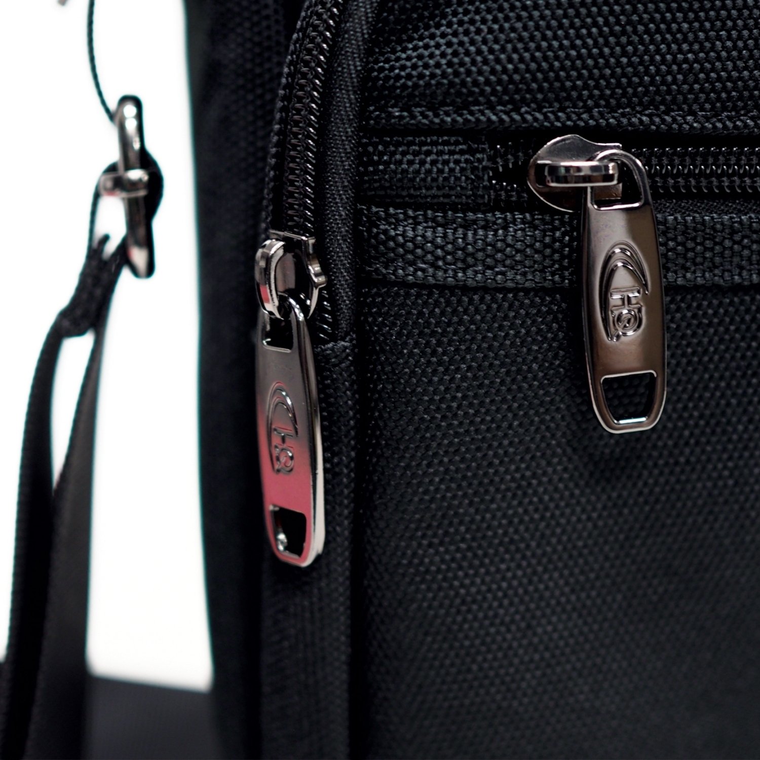 กระเป๋าสะพายข้าง HQ LUGGAGE รุ่น 3330 สีดำ สไตล์มินิมอล เรียบหรู ผลิตจากผ้าโพลีเอสเตอร์ น้ำหนักเบา กันละอองน้ำ พร้อมช่องจัดเก็บครบ ฟังก์ชันใช้งานครบถ้วน บุกันกระแทก EVA Foam ปรับสายได้ถึง 140 ซม. เหมาะกับทุกวัน