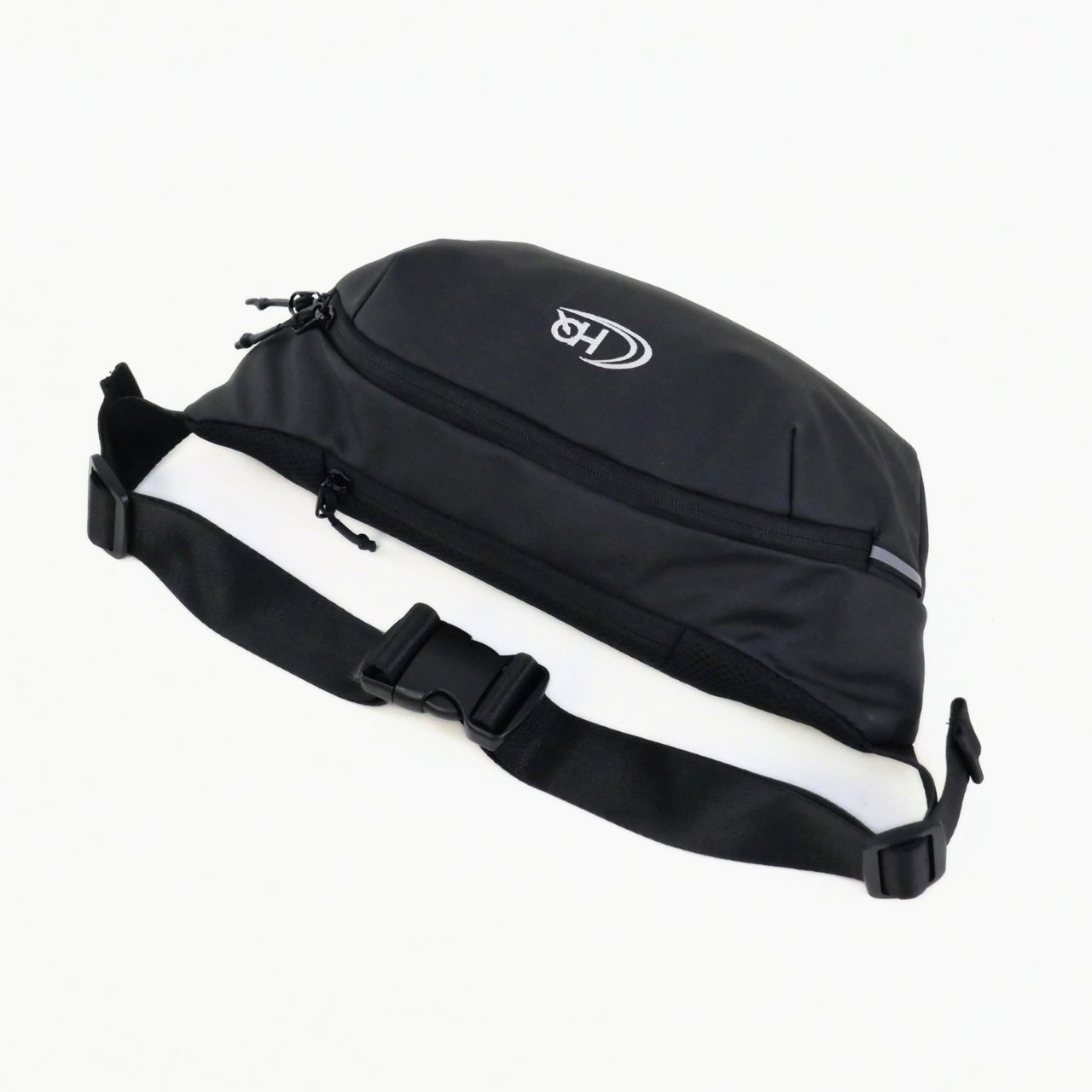 HQ LUGGAGE รุ่น C3318 กระเป๋าคาดเอว/คาดอก ผลิตจากผ้าโพลีเอสเตอร์เคลือบกันละอองน้ำ น้ำหนักเบา ทนทาน พร้อมแถบสะท้อนแสงด้านหน้า สายสะพายไนลอนแข็งแรงปรับได้ ช่องซิปหลากหลาย พร้อมช่องคล้องพวงกุญแจ เหมาะสำหรับกิจกรรมกลางแจ้งหรือใช้งานประจำวัน