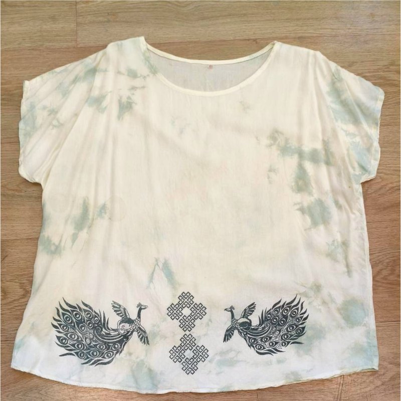 เสื้อมัดย้อมสีธรรมชาติ พิมพ์หมึกคราม

เสื้อมัดย้อมสีธรรมชาติสีจากต้นครามที่ปลูกในจังหวัดสมุทรสาคร  พิมพ์ลายด้วยหมึกคราม เป็นลายพระราชทานปี68  ของสมเด็จพระเจ้าลูกเธอ เจ้าฟ้าสิริวัณณวรี นารีรัตนราชกัญญา เนื้อผ้าเป็นผ้าสาลูและผ้าสปัน สวมใส่สบาย เนื้อผ้าเบา สามารถซักล้างทำความสะอาดได้แบบปกติ 
เนื้อผ้าสปัน