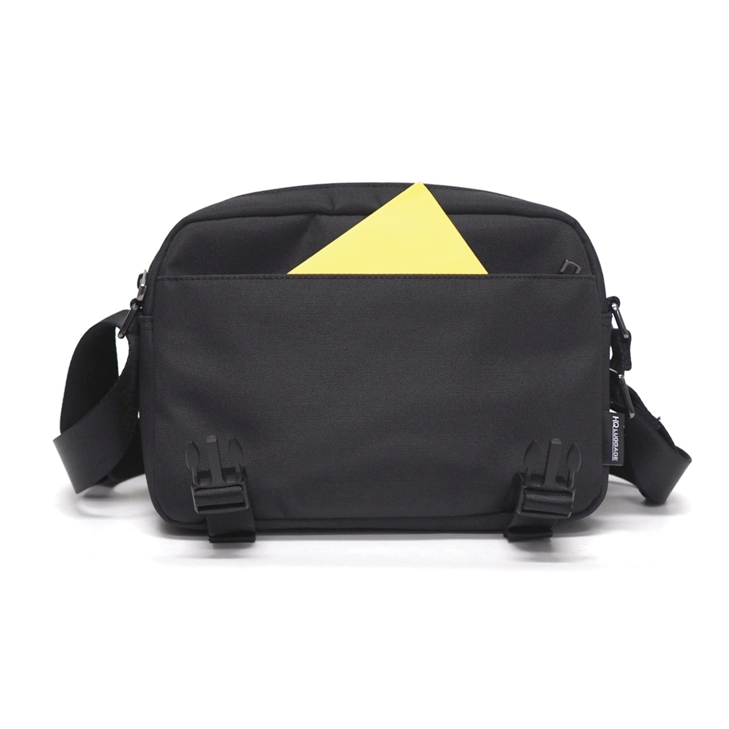 กระเป๋าสะพายข้าง HQ LUGGAGE รุ่น B3322 สีดำ ดีไซน์เรียบหรูทันสมัย ผลิตจากผ้าโพลีเอสเตอร์เคลือบกันละอองน้ำ น้ำหนักเบา แข็งแรง พร้อมสายสะพายไนลอนหนา ปรับความยาวได้สูงสุด 148 ซม. มาพร้อมฟังก์ชันช่องจัดเก็บครบ พร้อม EVA Foam บุหนาป้องกันสัมภาระจากแรงกระแทก