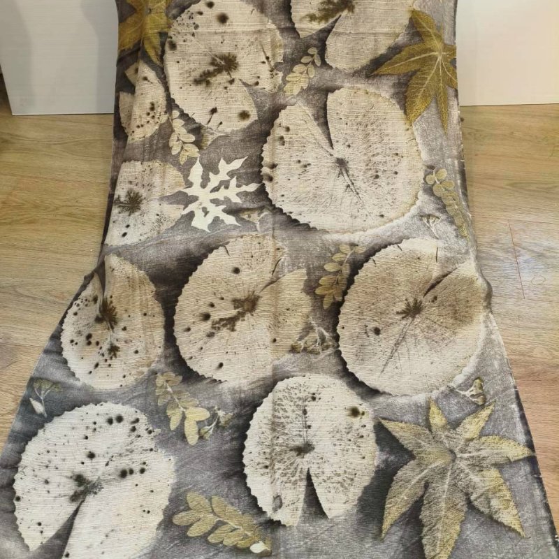 ผ้าพันคอพิมพ์ใบไม้ ลายใบบัว | ผ้าคลุมไหล่ Eco Print จากธรรมชาติ