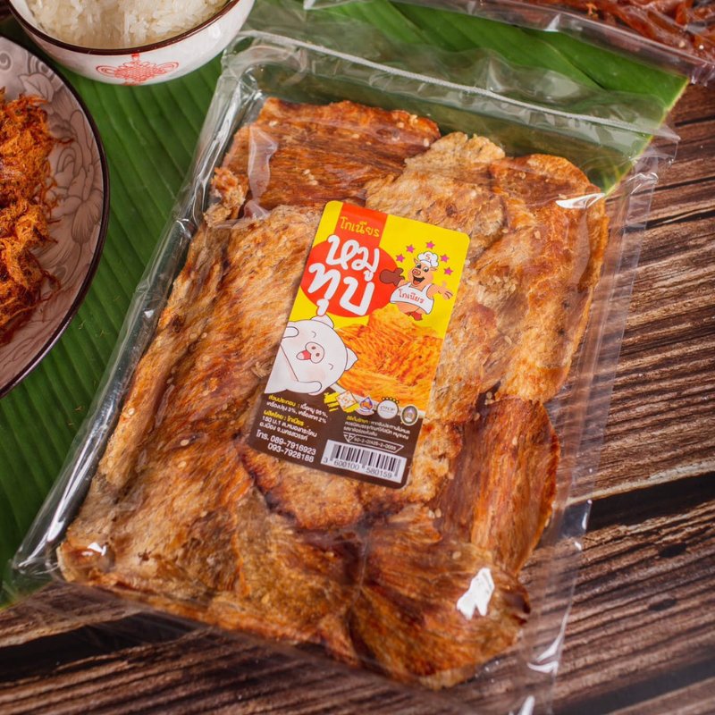 หมูทุบโกเนียร ปรุงรสเข้มข้นจากเครื่องเทศไทย หอม อร่อยไม่ซ้ำใคร ทานได้ทั้งแบบนุ่มหรืออุ่นให้กรอบในไมโครเวฟ เก็บรักษาได้นาน 3 เดือน เหมาะเป็นขนมทานเล่นหรือของฝาก
