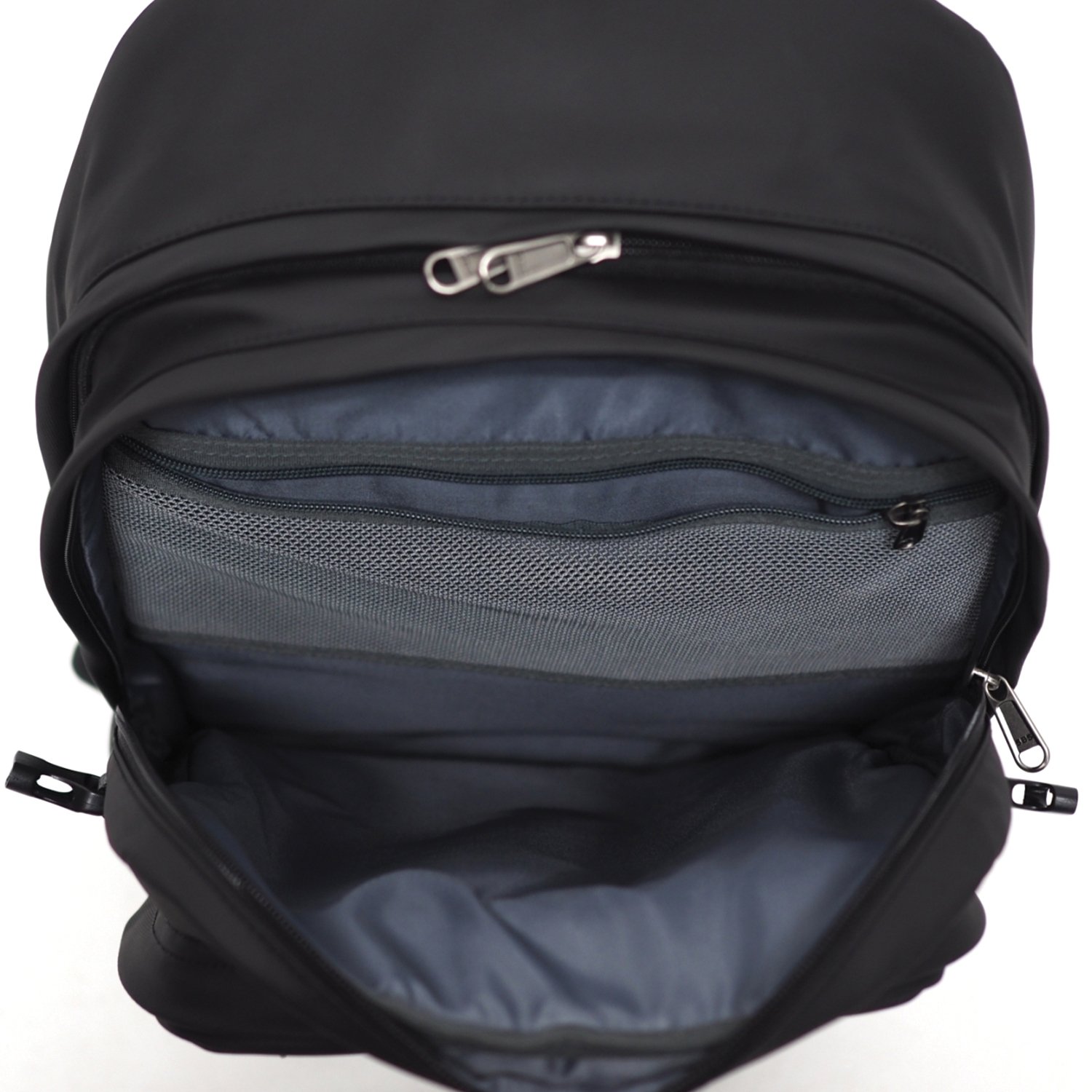 กระเป๋าเป้ HQ LUGGAGE รุ่น P3320 ดีไซน์เรียบเท่ ผลิตจากผ้าโพลีเอสเตอร์เคลือบกันน้ำ 100% พร้อมช่องใส่โน้ตบุ๊ค 16 นิ้ว แยกสัดส่วนจัดเก็บอย่างเป็นระเบียบ สายสะพายบุฟองน้ำ พร้อมสายรัดอก เพิ่มความกระชับ พกพาสะดวกด้วยหูจับและช่องเสียบกับคันชักกระเป๋าเดินทาง