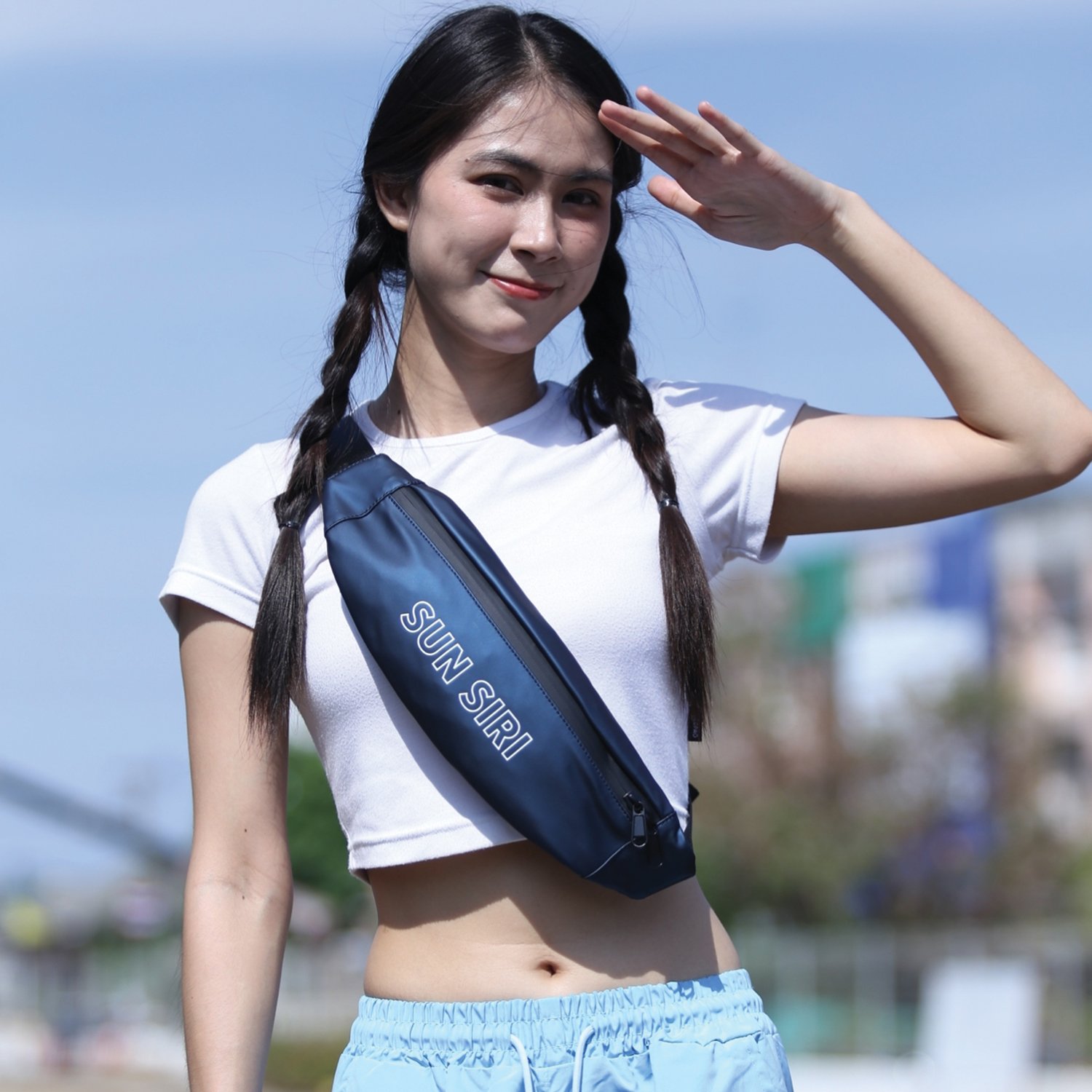 กระเป๋าคาดอก Sunsiri รุ่น S7702 ผลิตจากผ้าโพลีเอสเตอร์เคลือบ PU กันน้ำ น้ำหนักเบา สะดวกพกพา สายสะพายปรับได้ พร้อมลายสะท้อนแสง และช่องซิปในตัว