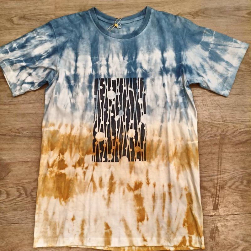 เสื้อยืดมัดย้อมธรรมชาติ ลายกราฟิก | สีจากต้นคราม ดาวเรือง และทองกวาว
