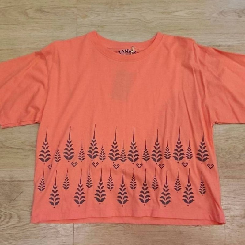 เสื้อยืด ผลิตจากคอตตอนผสมผ้าสาลูและผ้าสปัน พิมพ์ลายพระราชทานปี 2568 ด้วยหมึกครามธรรมชาติ สวมใส่สบาย ไม่ร้อน  เหมาะกับแฟชั่นแนว Eco-friendly สนับสนุนงานหัตถกรรมไทย