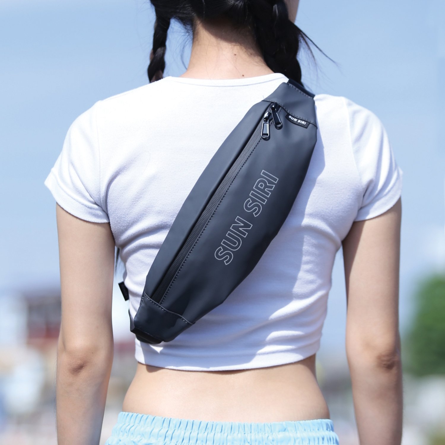 กระเป๋าคาดอก Sunsiri รุ่น S7702 ผลิตจากผ้าโพลีเอสเตอร์เคลือบ PU กันน้ำ น้ำหนักเบา สะดวกพกพา สายสะพายปรับได้ พร้อมลายสะท้อนแสง และช่องซิปในตัว