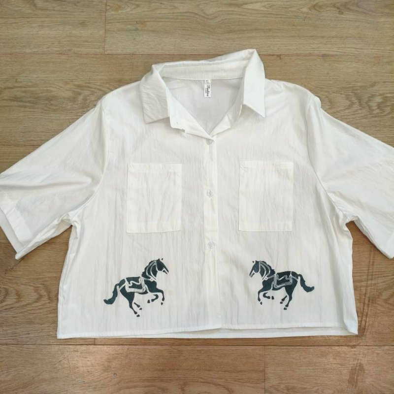 เสื้อยืด PA3 ผ้าคอตตอนผสมสาลูและสปัน พิมพ์ลายพระราชทาน ปี 2568 ด้วยหมึกครามธรรมชาติ สวมใส่สบาย น้ำหนักเบา งานพิมพ์มืออย่างประณีต เหมาะกับแฟชั่นแนวเรียบง่ายแต่ทรงคุณค่า