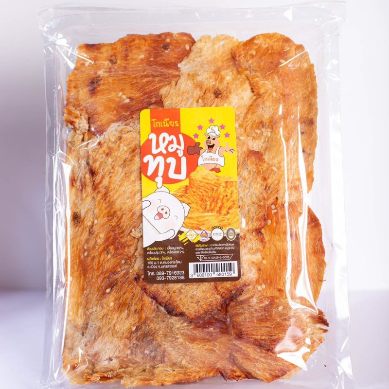 หมูทุบโกเนียร ปรุงรสเข้มข้นจากเครื่องเทศไทย หอม อร่อยไม่ซ้ำใคร ทานได้ทั้งแบบนุ่มหรืออุ่นให้กรอบในไมโครเวฟ เก็บรักษาได้นาน 3 เดือน เหมาะเป็นขนมทานเล่นหรือของฝาก