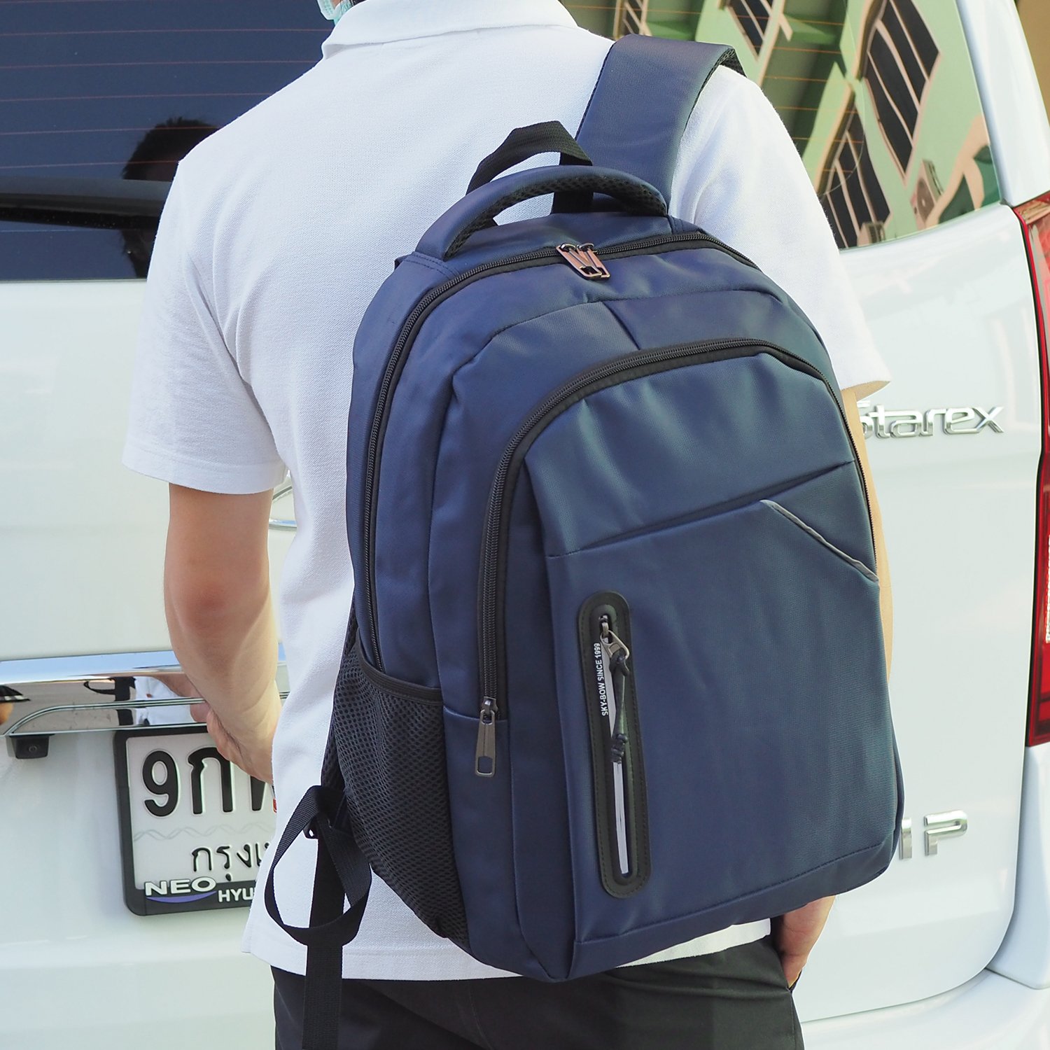 HQ LUGGAGE รุ่น 11143 (Sky-Bow) กระเป๋าเป้ใส่โน้ตบุ๊คขนาด 15 นิ้ว ดีไซน์เรียบหรู ผลิตจากผ้าโพลีเอสเตอร์หนา น้ำหนักเบา พกพาสะดวก บุฟองน้ำรองรับหลังและบ่า ช่วยลดแรงกดทับ พร้อมช่องใส่ของครบครัน