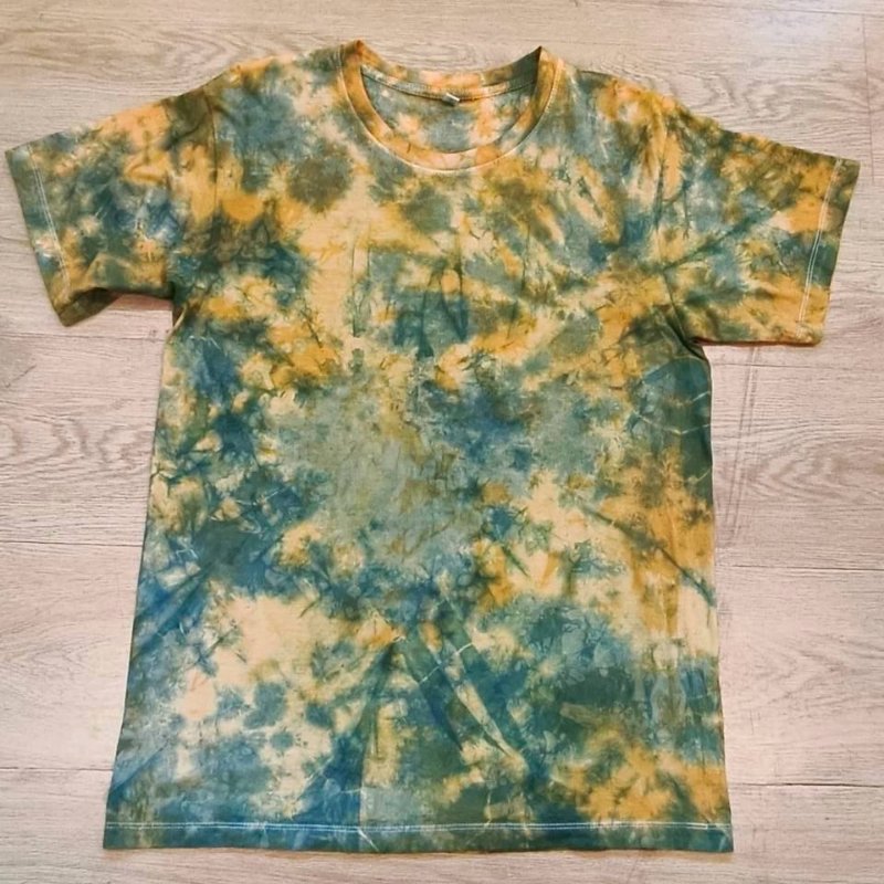 เสื้อยืดมัดย้อมธรรมชาติจากใบฝรั่ง | สีจากต้นคราม ดาวเรือง และทองกวาว