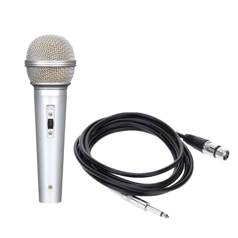 ไมโครโฟนรูปแบบ Dynamic Microphone พร้อมสาย 
มีแม่เหล็ก เพื่อป้องกันอัตราส่วนสัญญาณต่อสัญญาณรบกวนสูง
สามารถตอบสนองความถี่ ได้อย่างชัดเจน
รับฟังเสียงได้รอบทิศทาง และสามารถลดเสียงรบกวนได้เป็นอย่างดี
มีสวิตช์สำหรับเปิด-ปิดไมโครโฟน ใช้งานง่าย