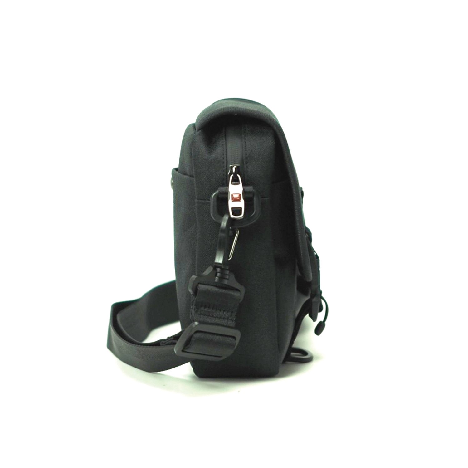 กระเป๋าสะพายข้าง HQ LUGGAGE รุ่น B3310 ขนาดกะทัดรัด ดีไซน์เรียบหรู ผลิตจากผ้าโพลีเอสเตอร์กันน้ำ 100% พร้อมสายไนลอนแข็งแรง เปิด-ปิดด้วยตัวล็อคแม่เหล็ก ช่องซิปกันน้ำ และบุ EVA Foam กันกระแทกในตัว เหมาะสำหรับใช้งานทุกวัน